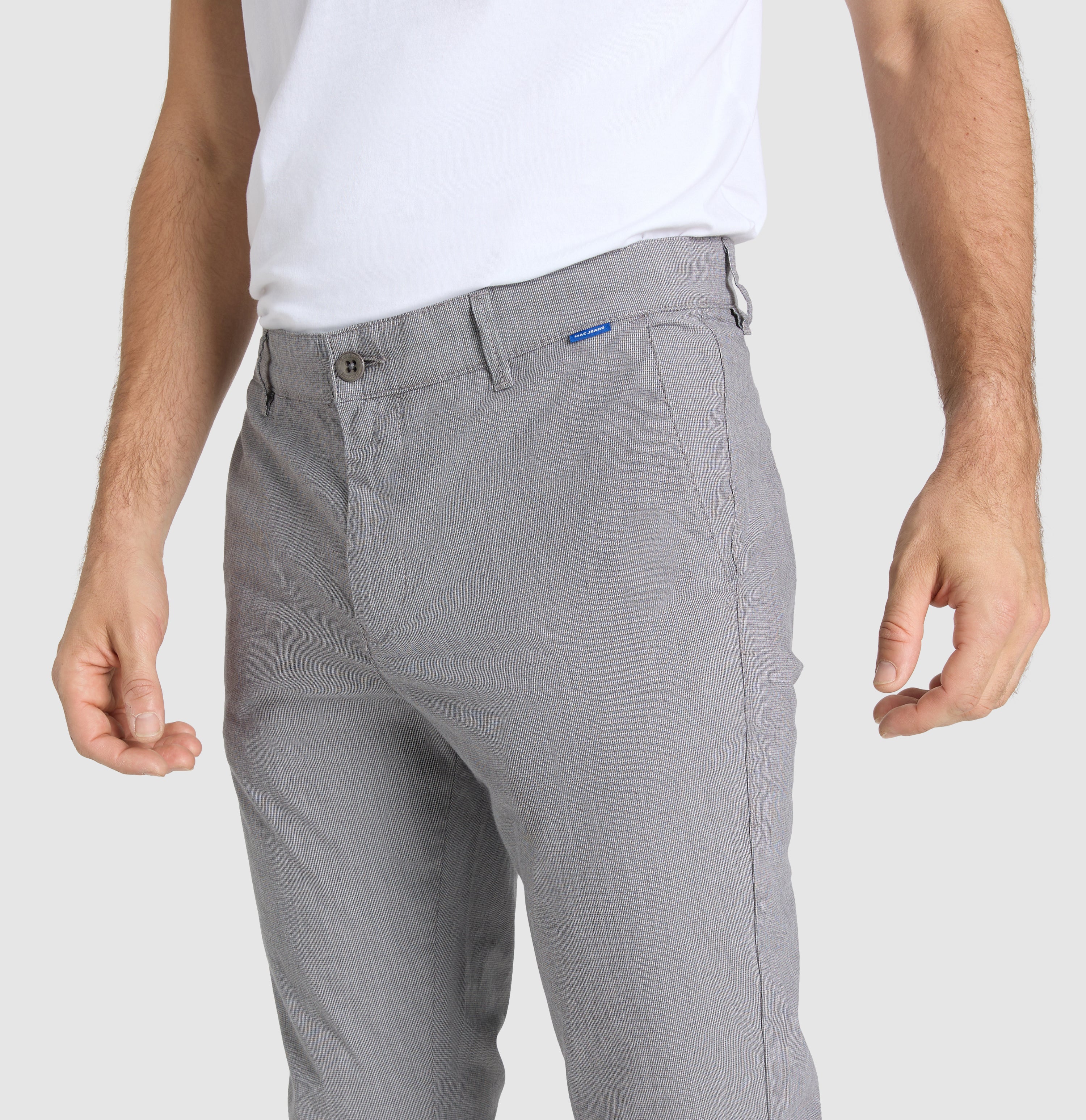 Tapered chino with organic cotton. | Griffin | silver | Side view of model