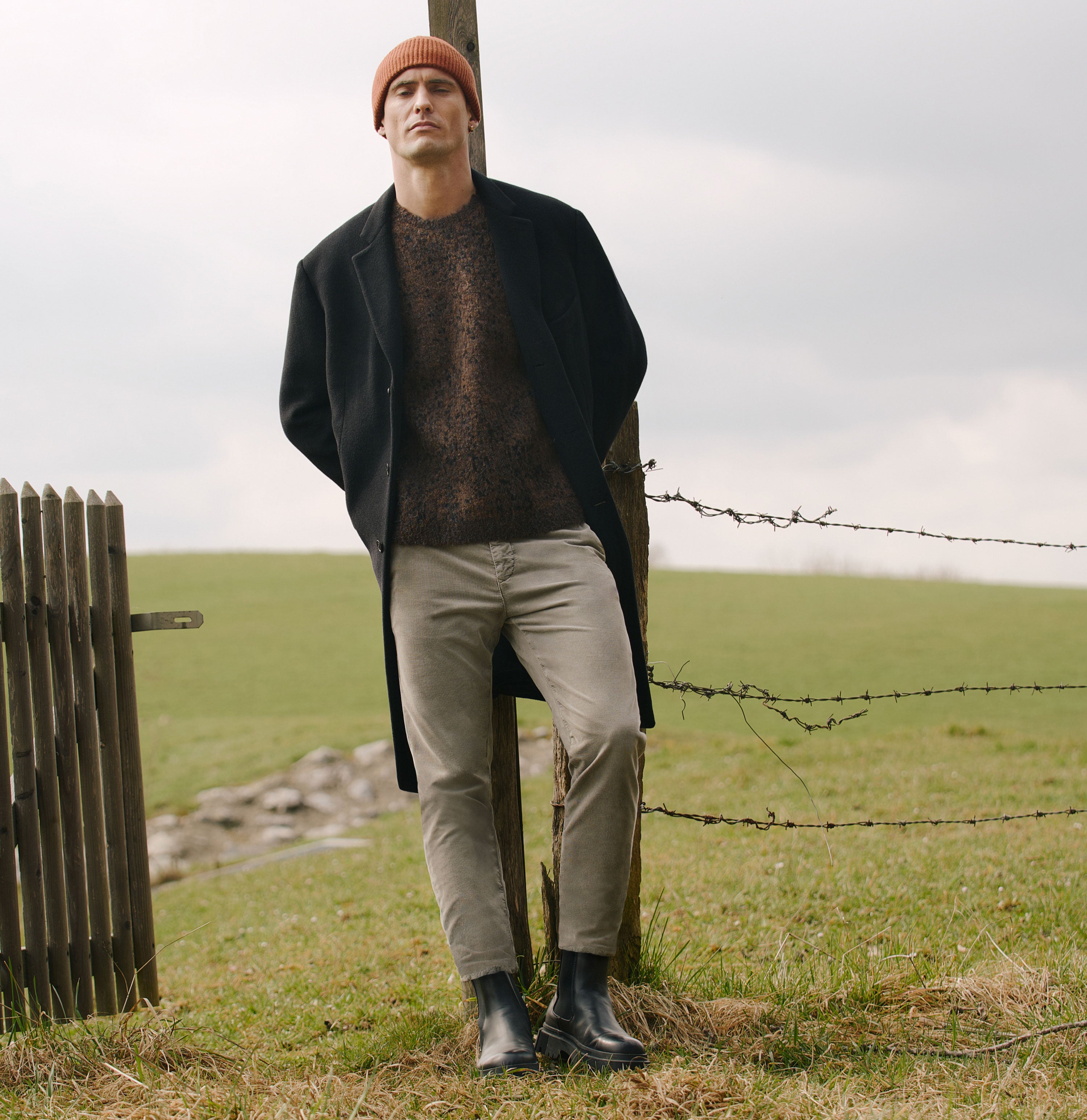 Chino made of fine needle corduroy with lyocell. | Griffin | silent storm PPT | Campaign image 3