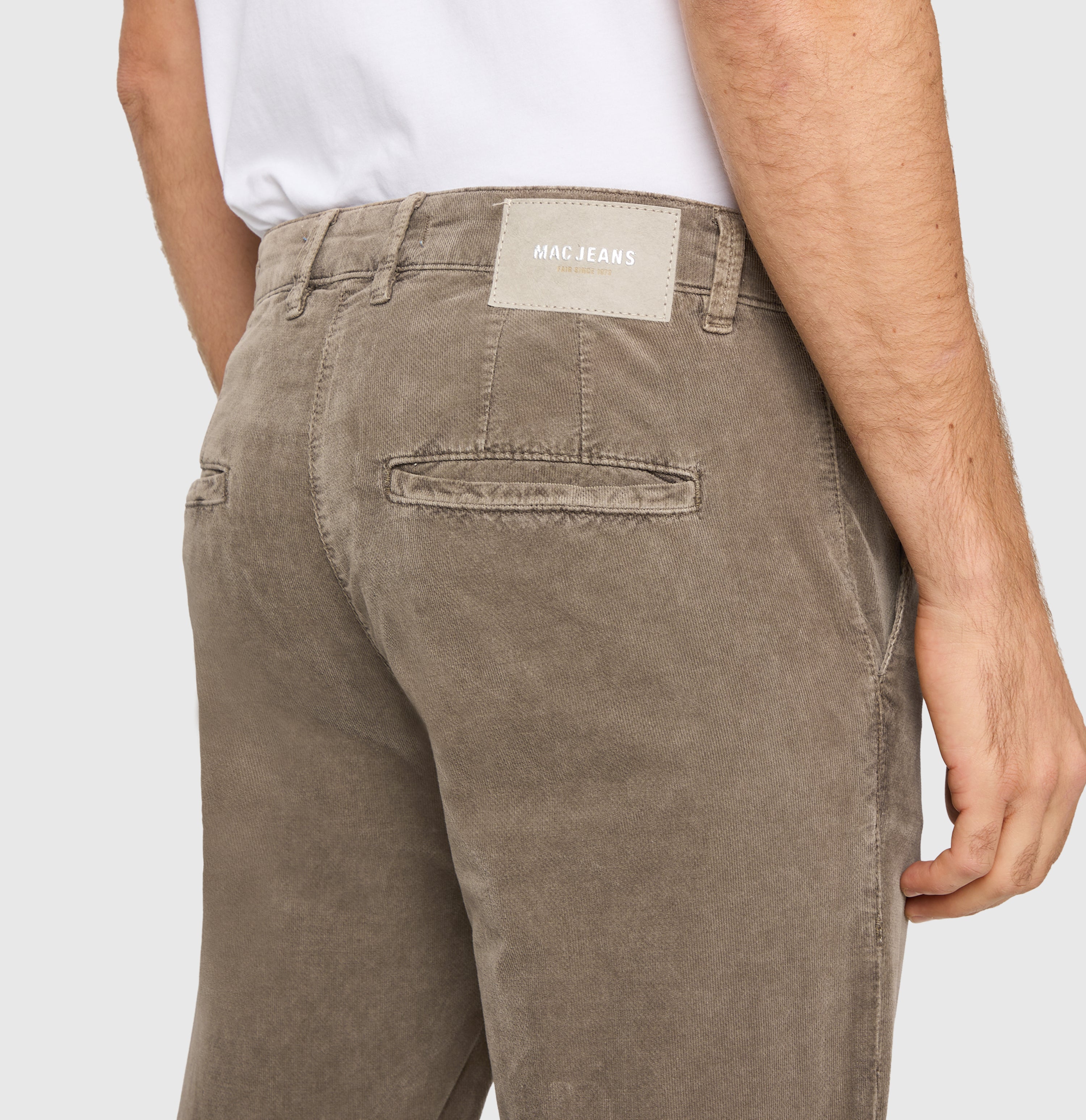 Chino made of fine needle corduroy with lyocell. | Griffin | ginger brown PPT | Detailed view 2 of model