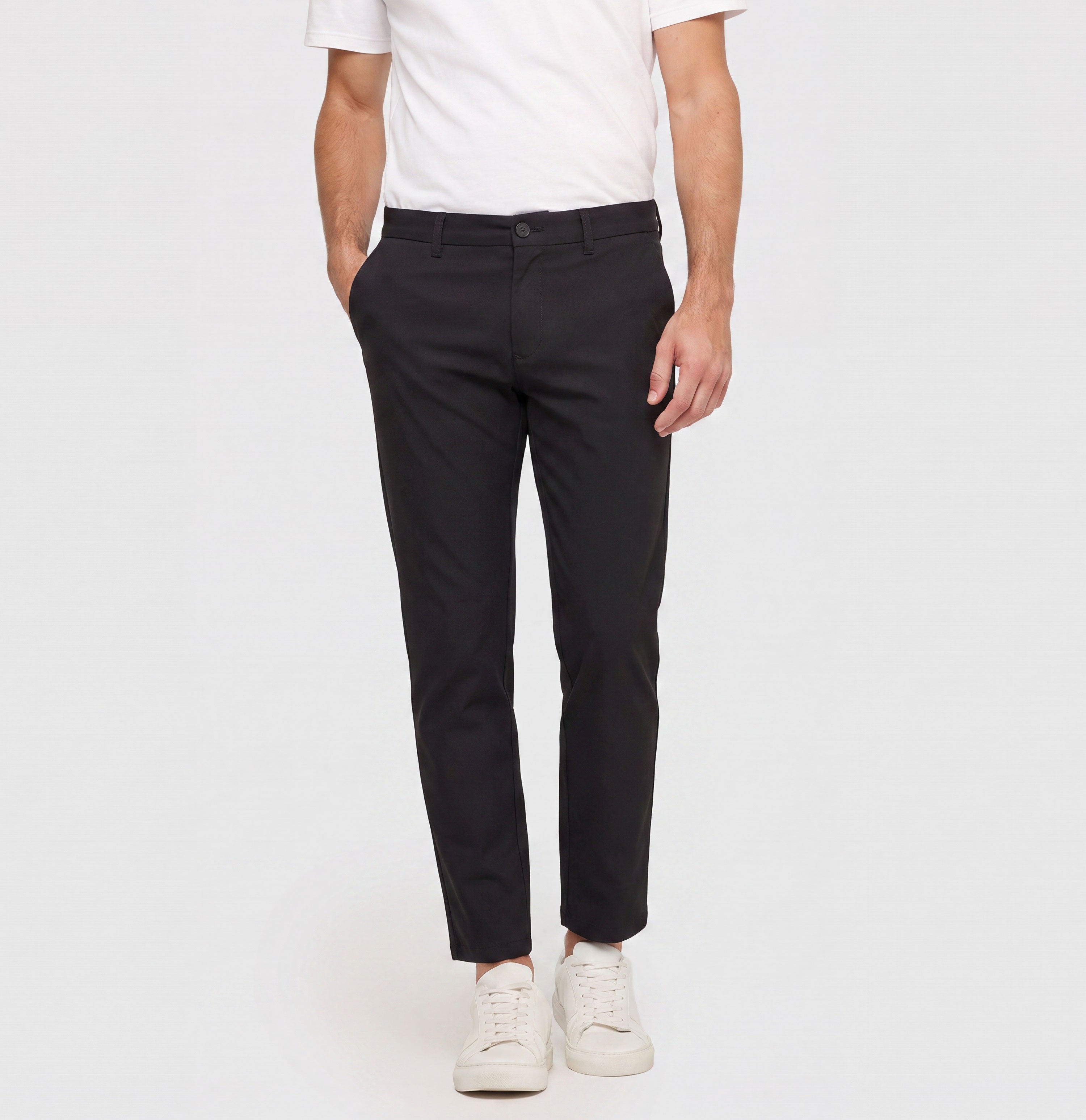 Tapered chino in a techno twill material. | Griffin | black | Front view of model