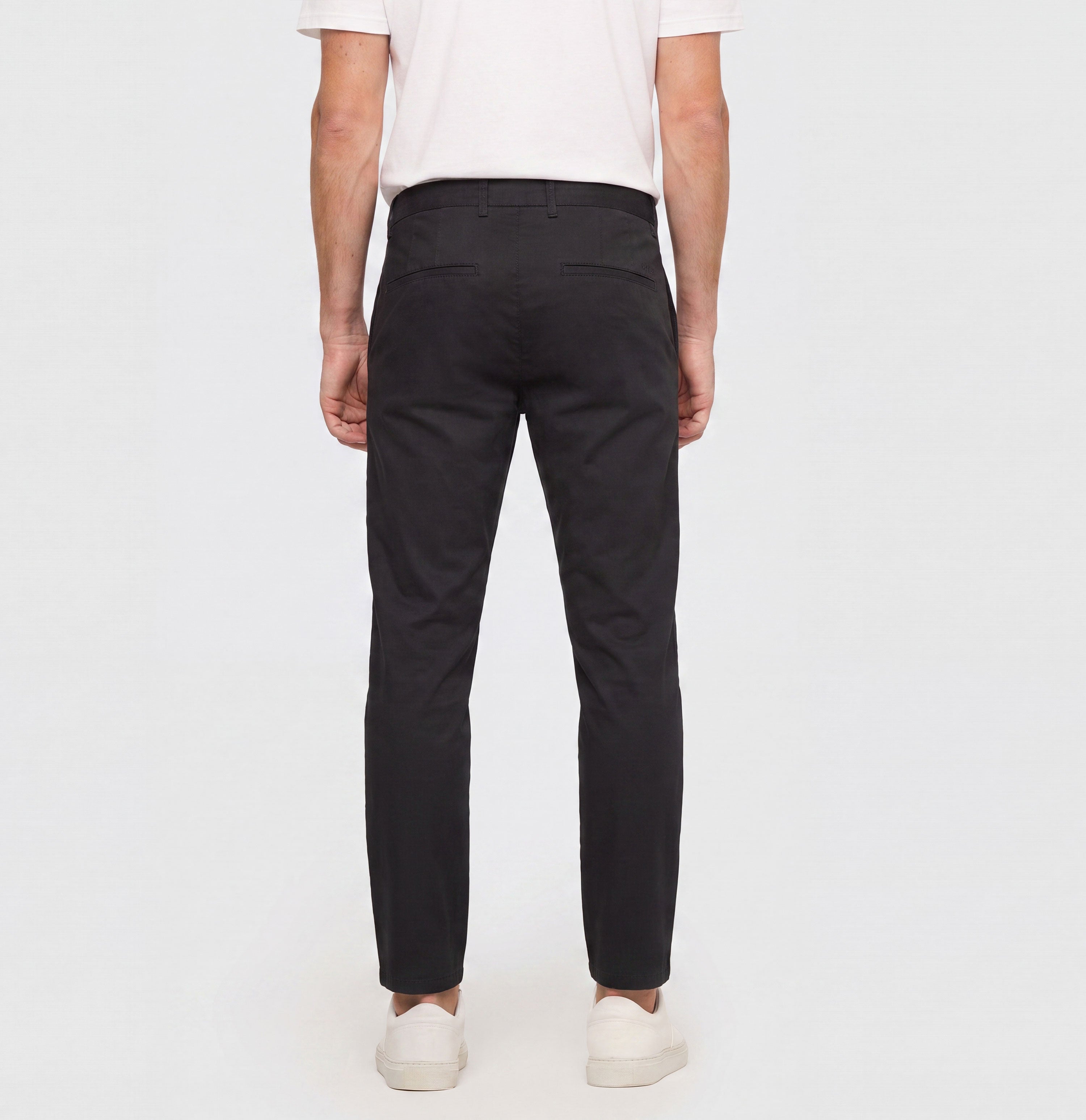 Tapered chino in a techno twill material. | Griffin | black | Back view of model