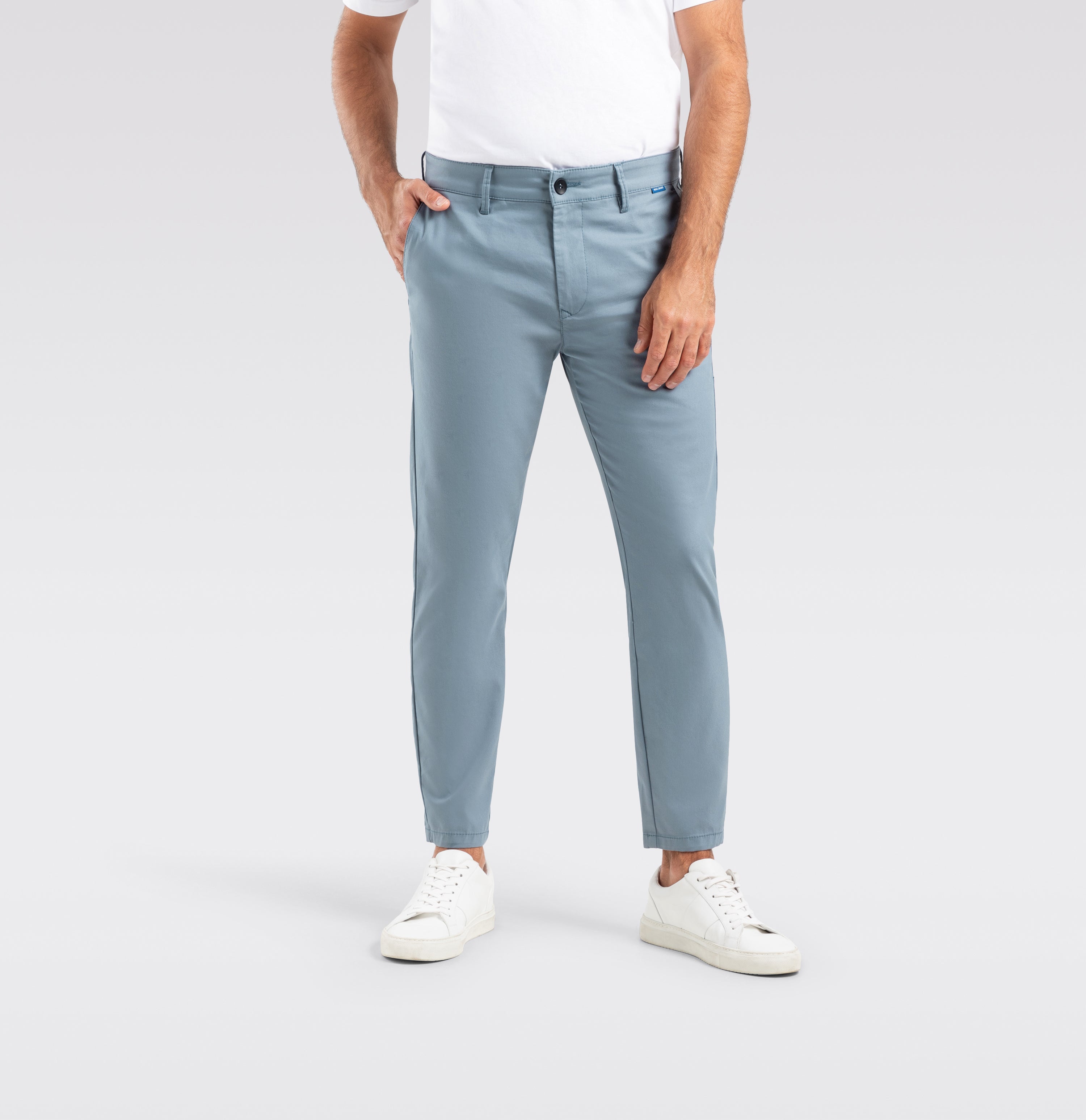 Tapered chino in a techno twill material. | Griffin | capri blue | Front view of model