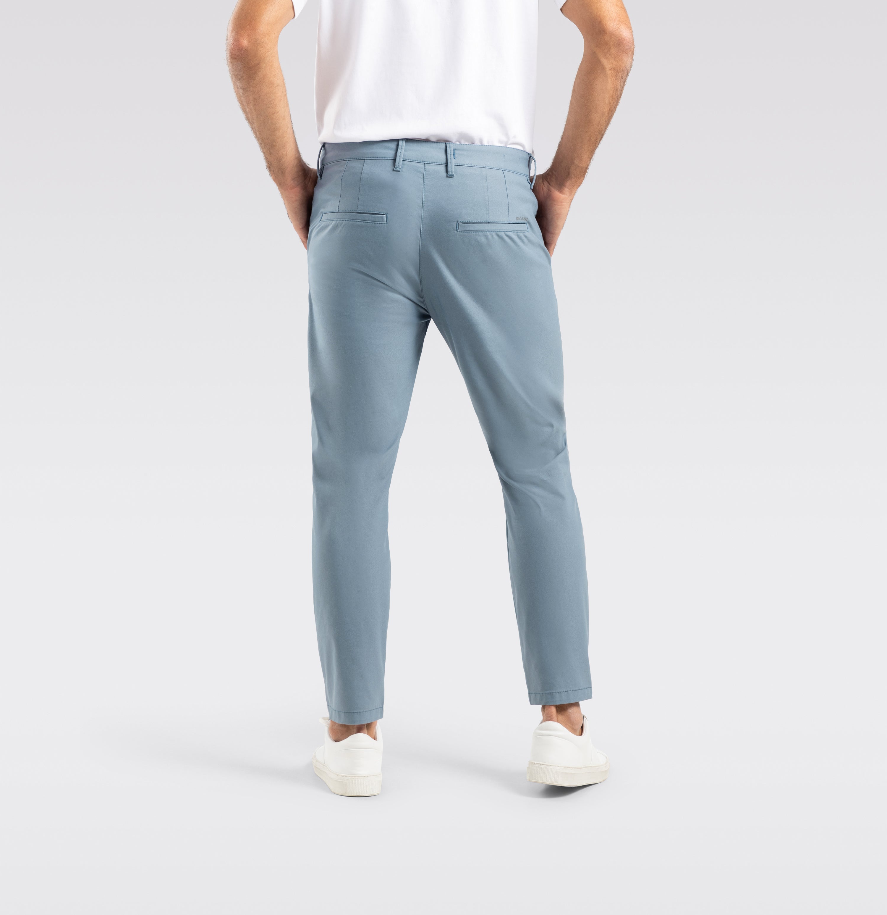 Tapered chino made of techno twill. | Griffin | capri blue | Back view of model