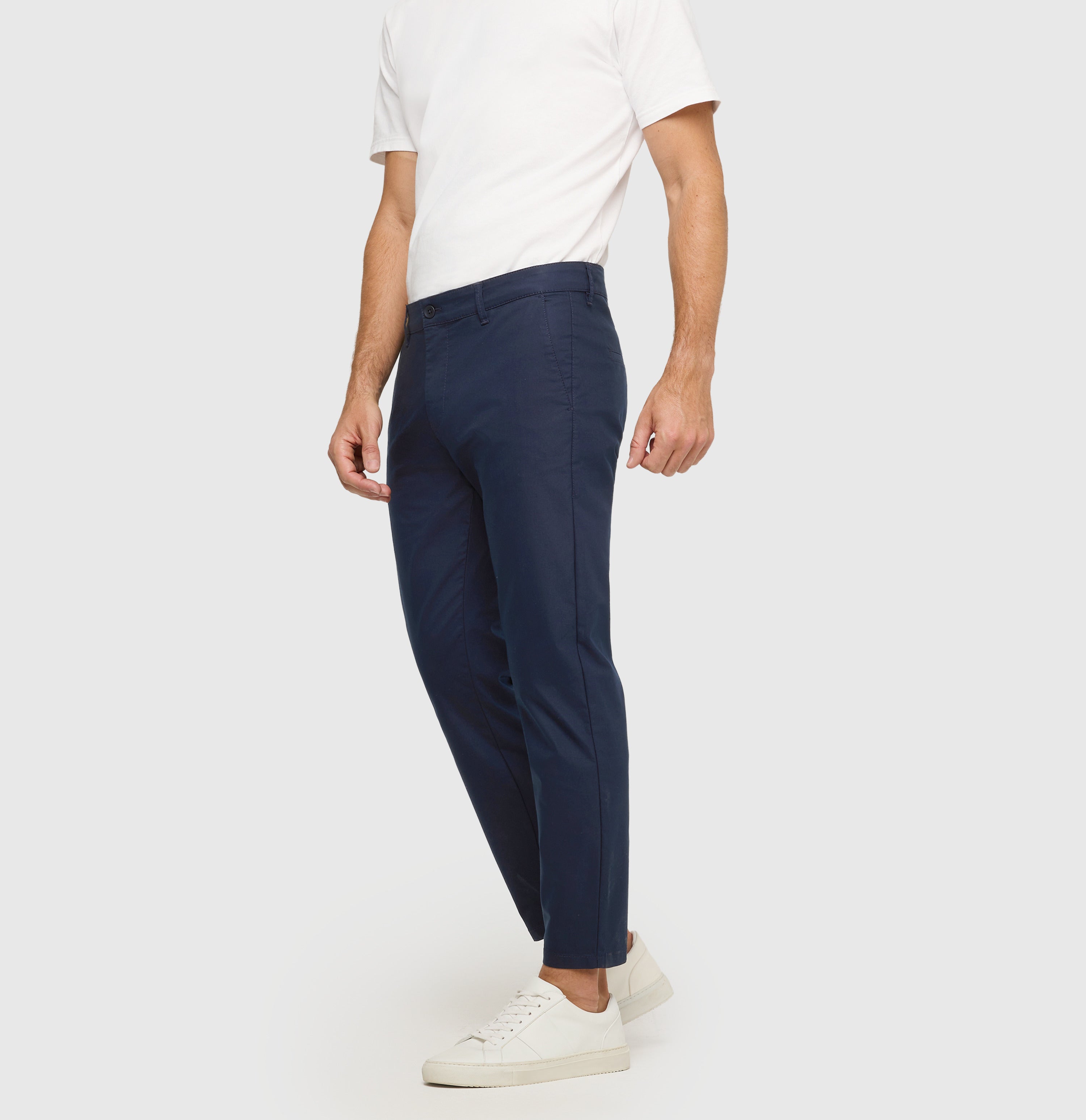 Tapered chino in a techno twill material. | Griffin | nautic blue | Side view of model