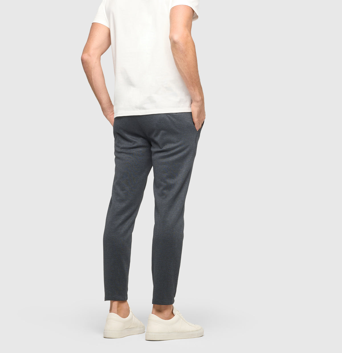 Tapered chino made of printed jersey. | Griffin | grey stone printed | Back view of model