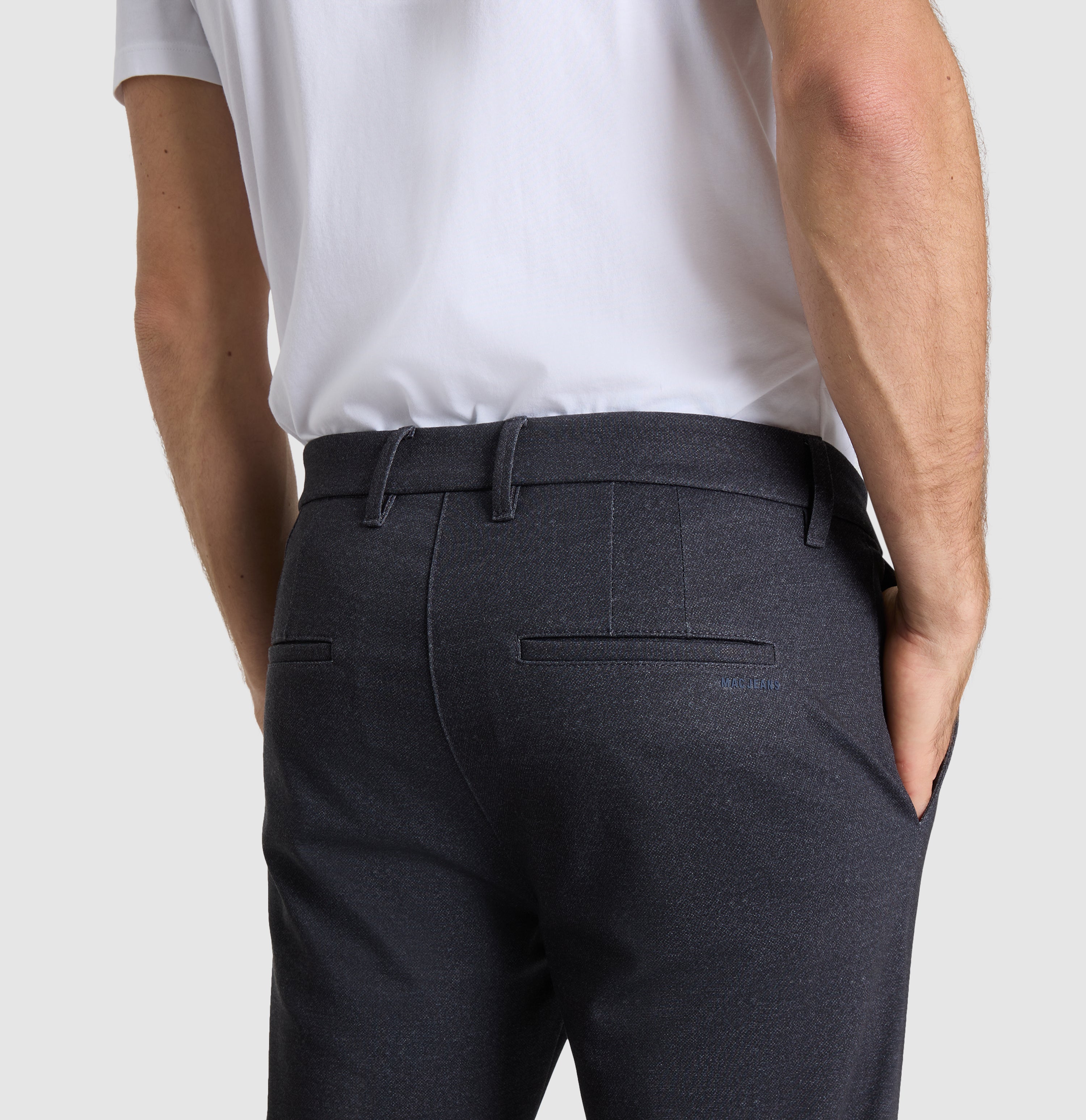 Finely patterned chino made of soft jersey. | Griffin | dark indigo printed | Detailed view 3 of model