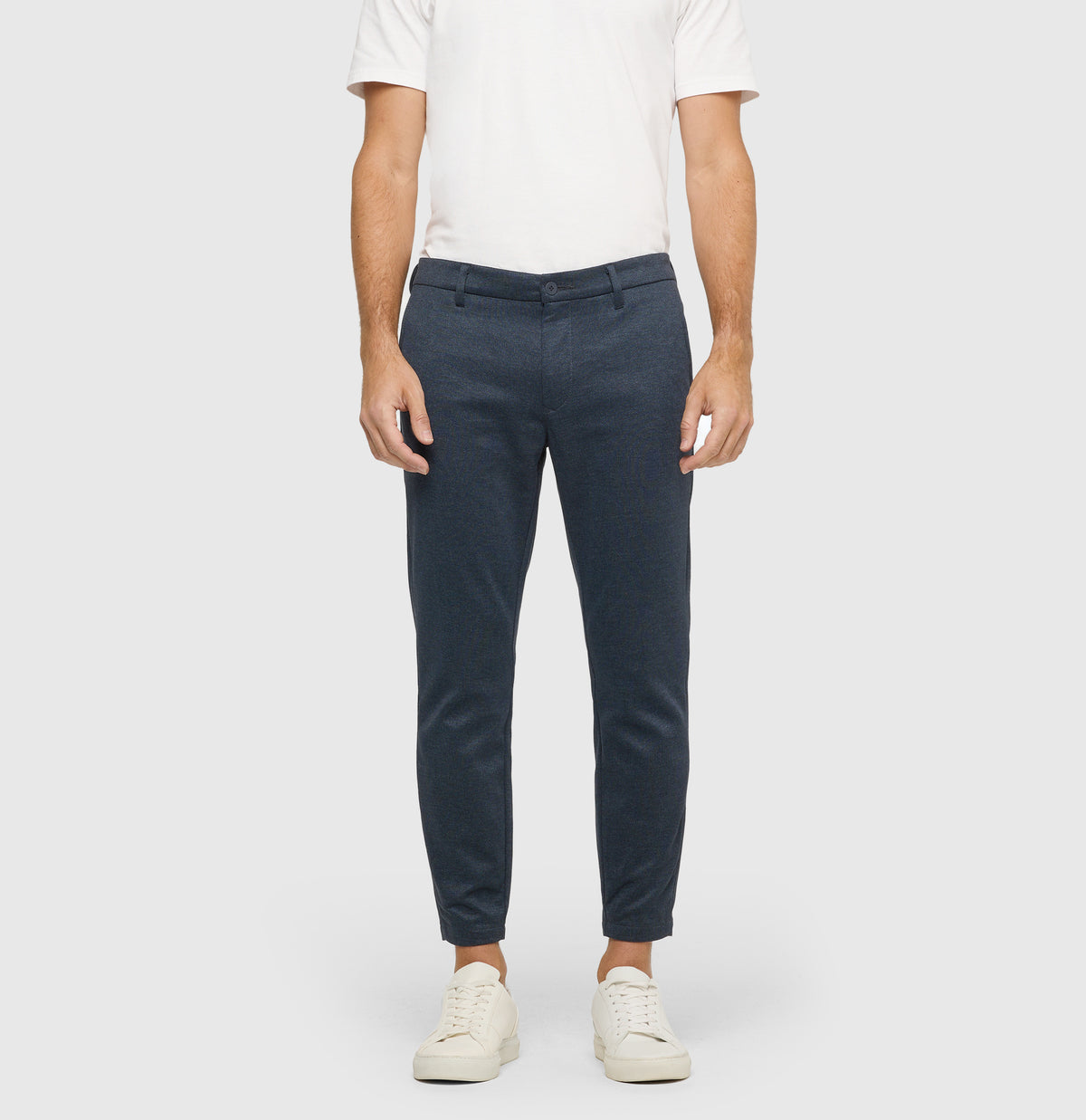 Tapered chino made of printed jersey. | Griffin | sea storm printed | Front view of model
