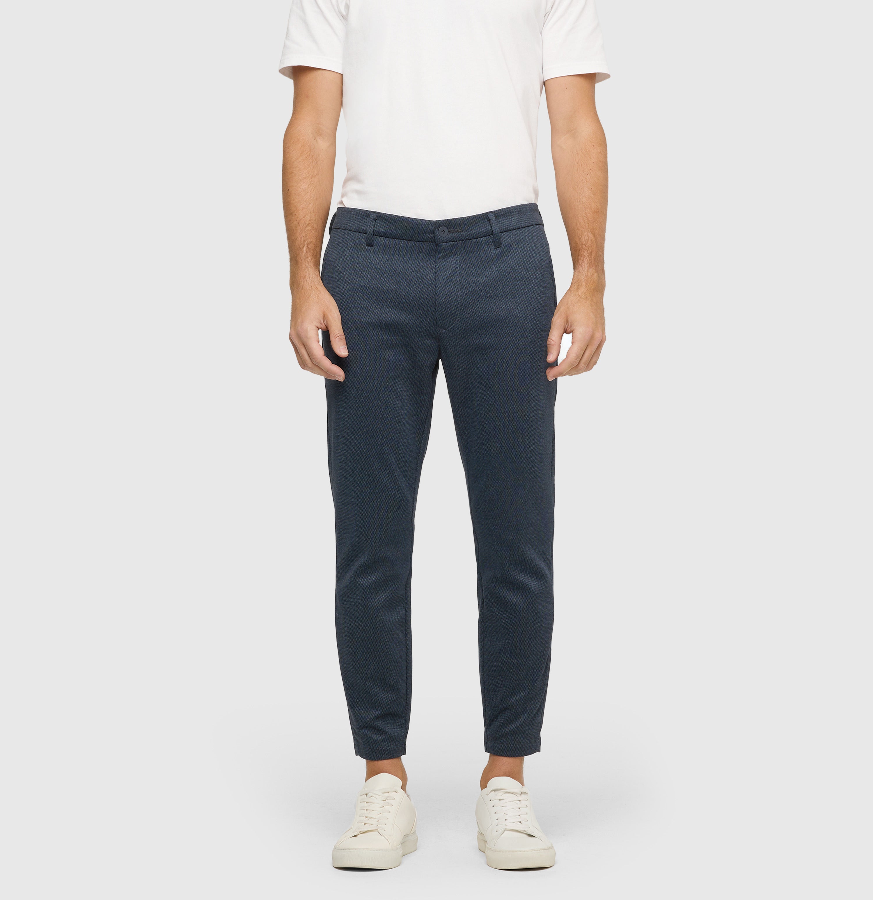 Finely patterned tapered chino made of jersey. | Griffin | sea storm printed | Front view of model