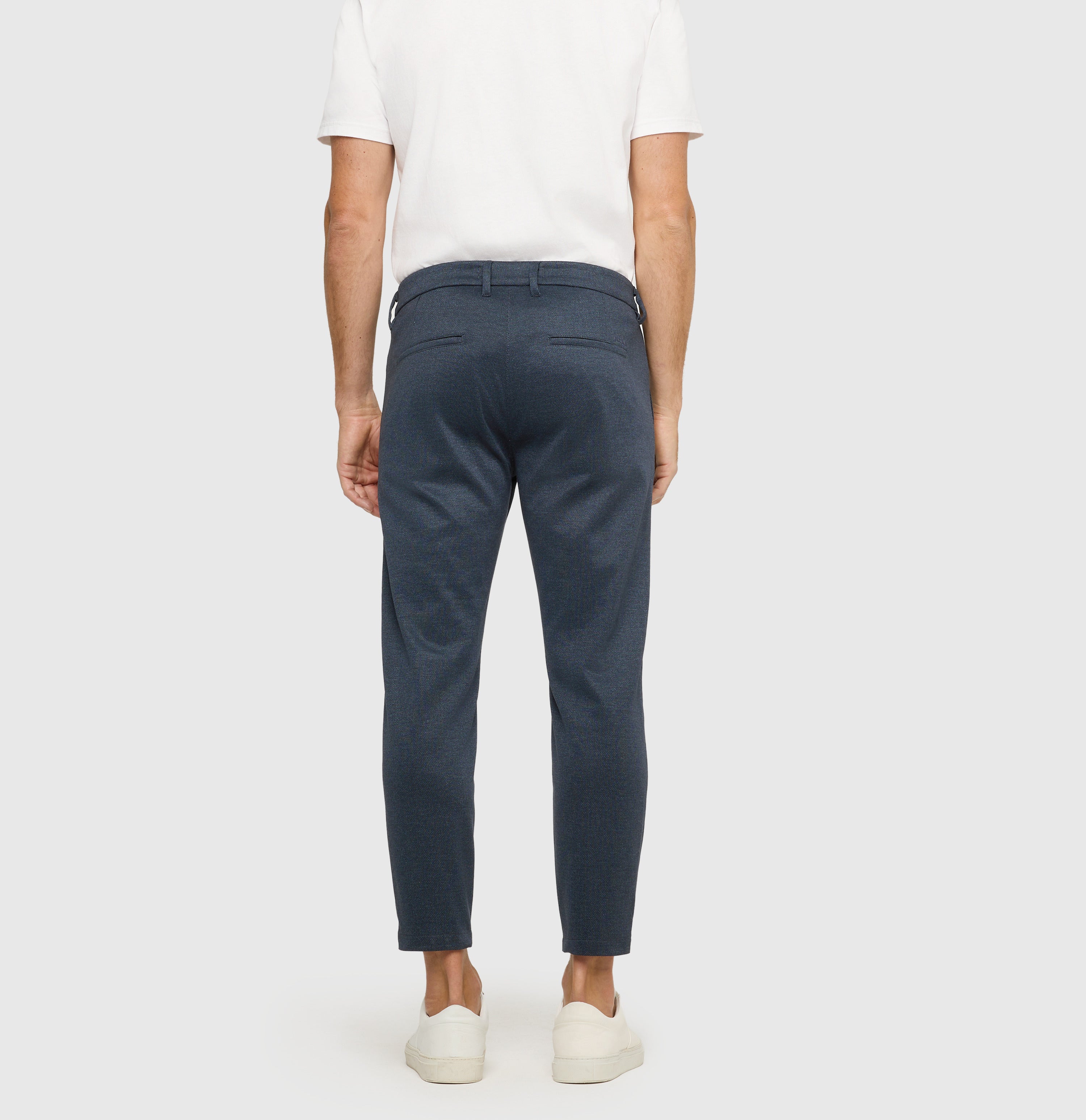 Finely patterned tapered chino made of jersey. | Griffin | sea storm printed | Back view of model