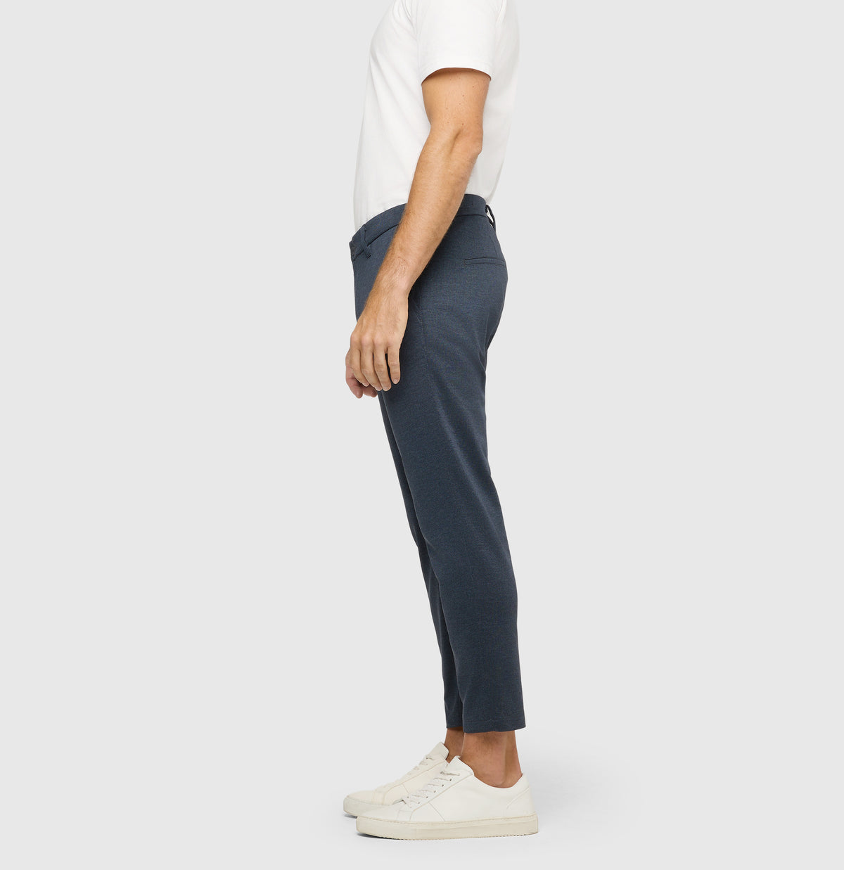 Finely patterned tapered chino made of jersey. | Griffin | sea storm printed | Side view of model