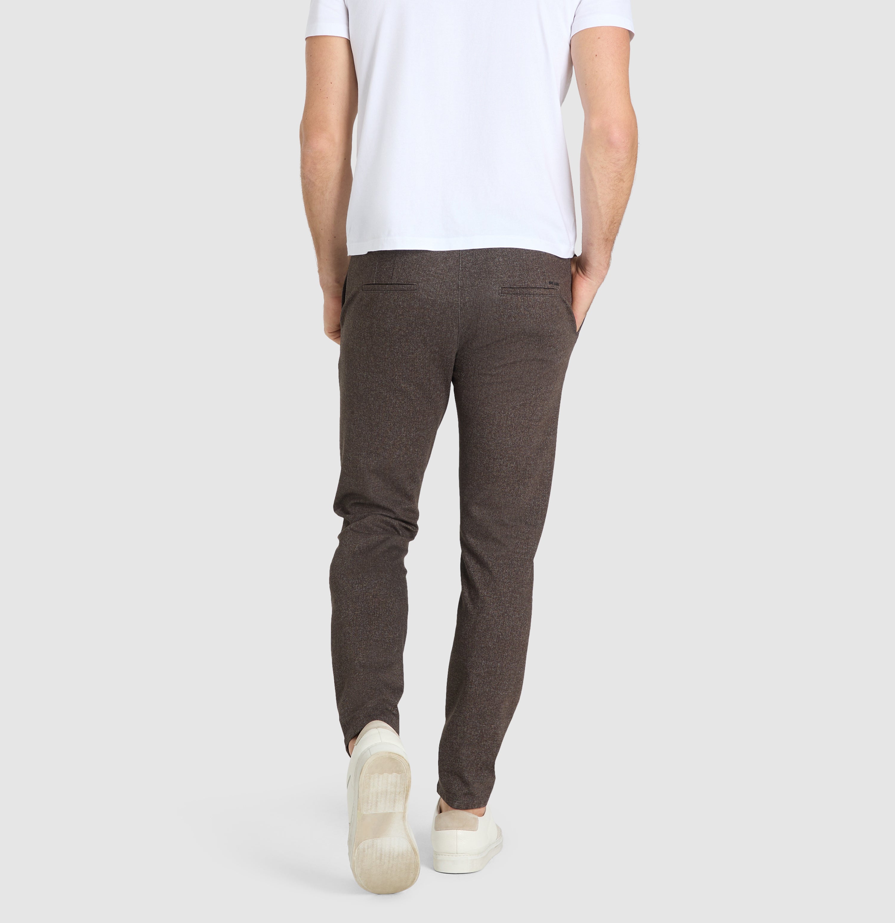 Finely patterned chino made of soft jersey. | S-NAME | S-FBBZ | Back view of model