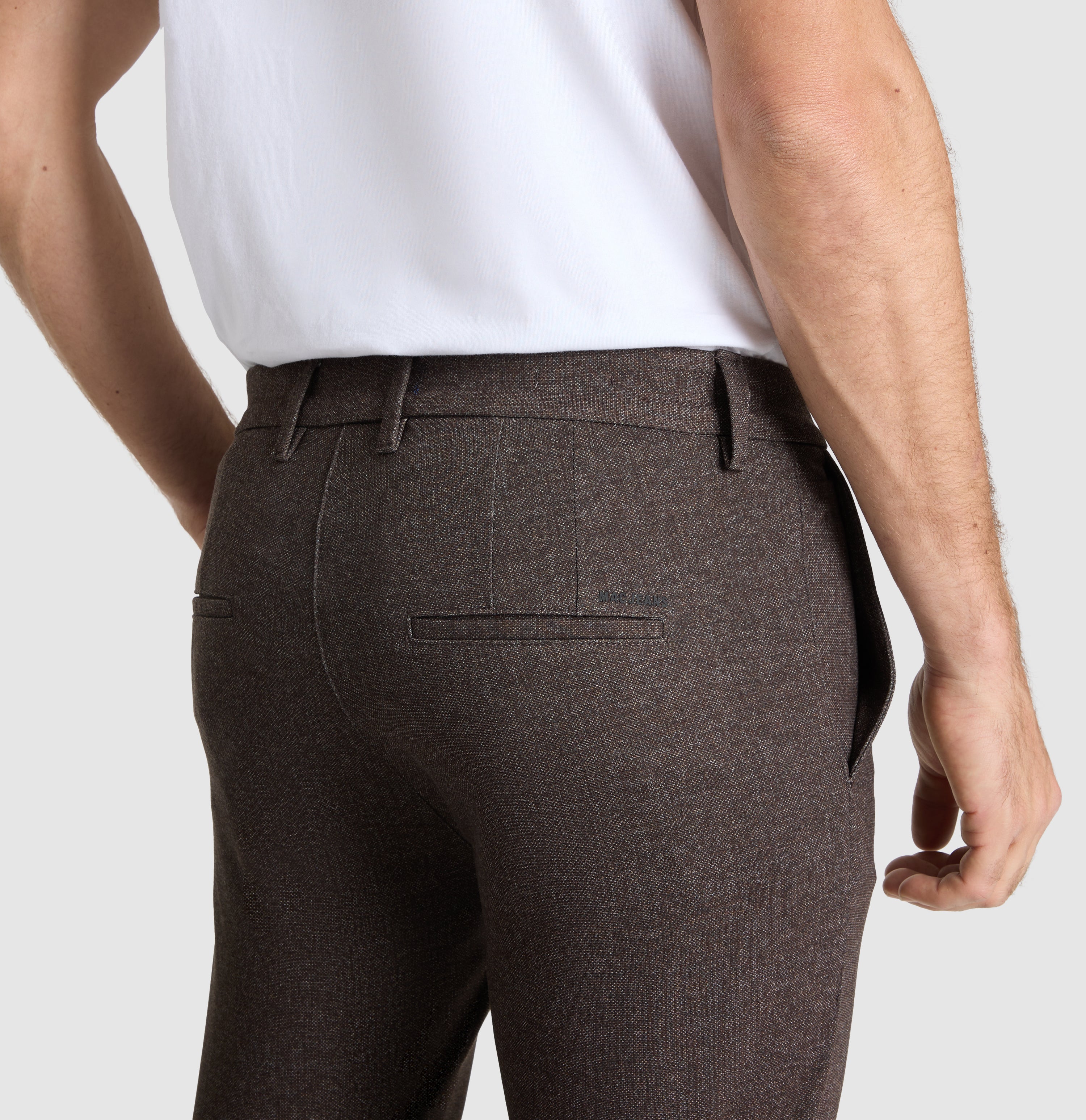 Finely patterned chino made of soft jersey. | Griffin | mahagony brown printed | Side view of model