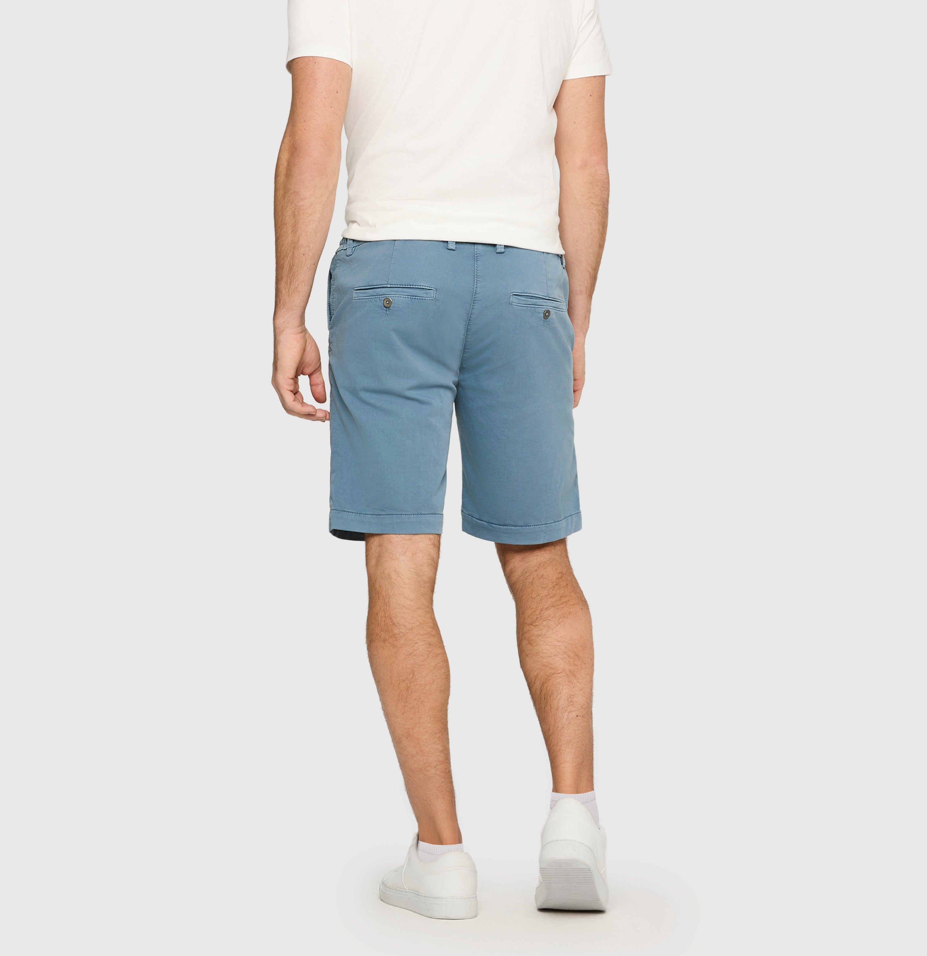 Chino Bermuda made of light sweat denim. | Jog´n Short | blue mirage | Back view of model