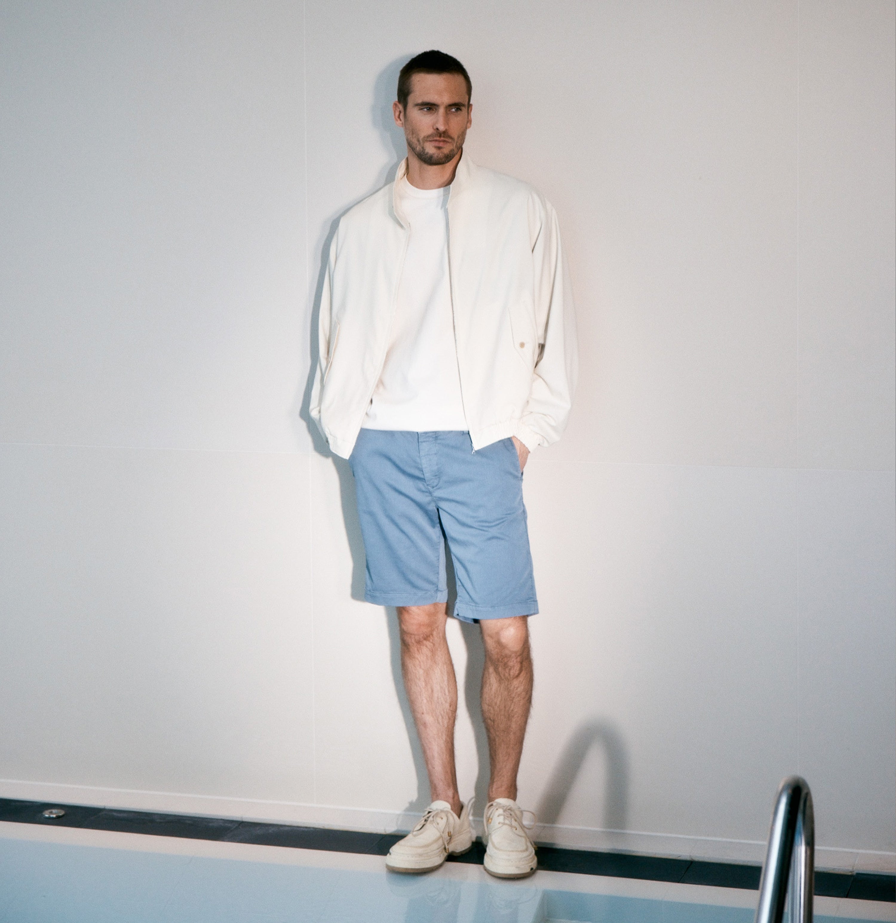 Chino Bermuda made of light sweat denim. | Jog´n Short | blue mirage | Campaign image 3