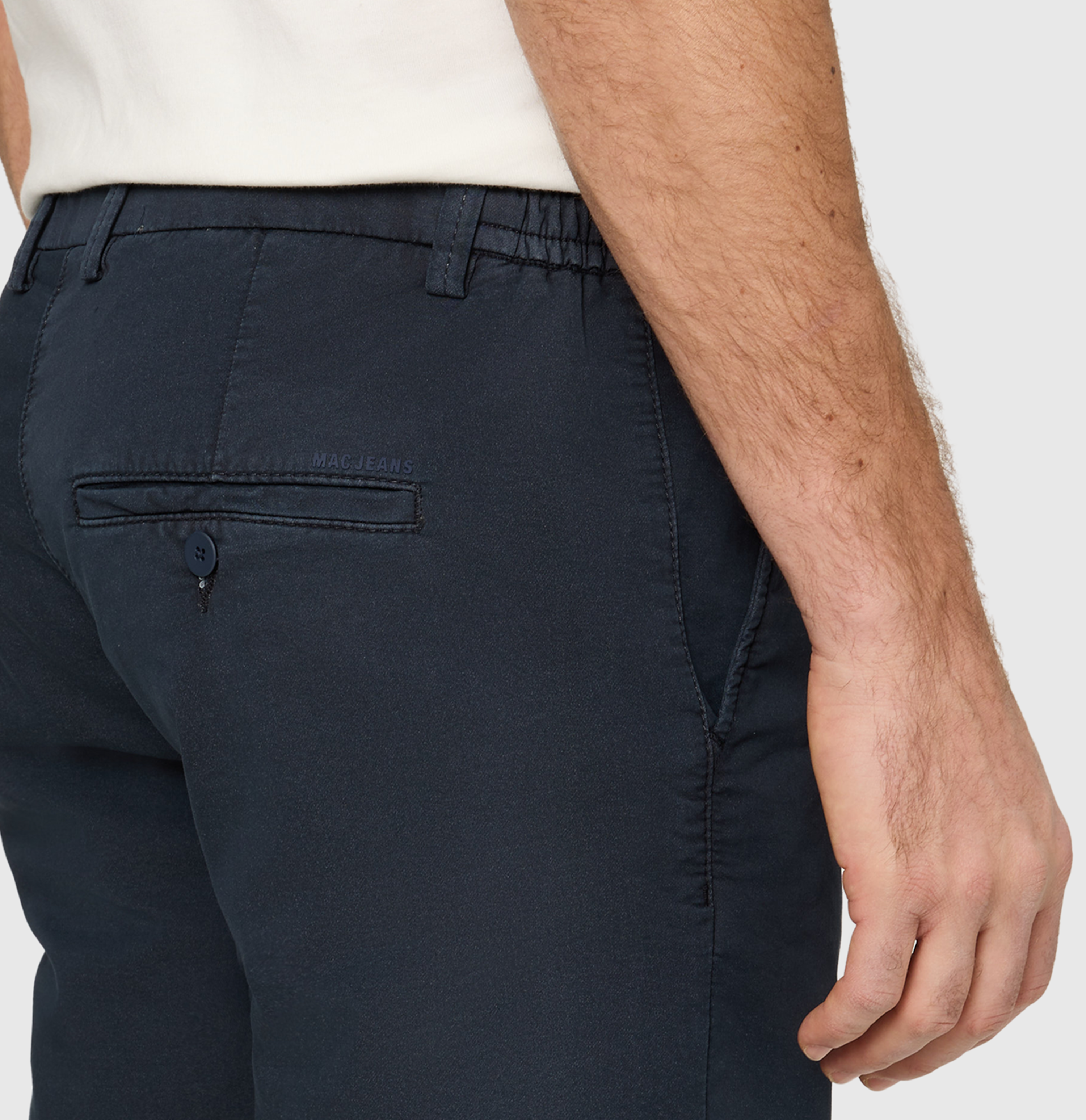 Chino Bermuda made of light sweat denim. | Jog´n Short | midnight blue | Detailed view 2 of model