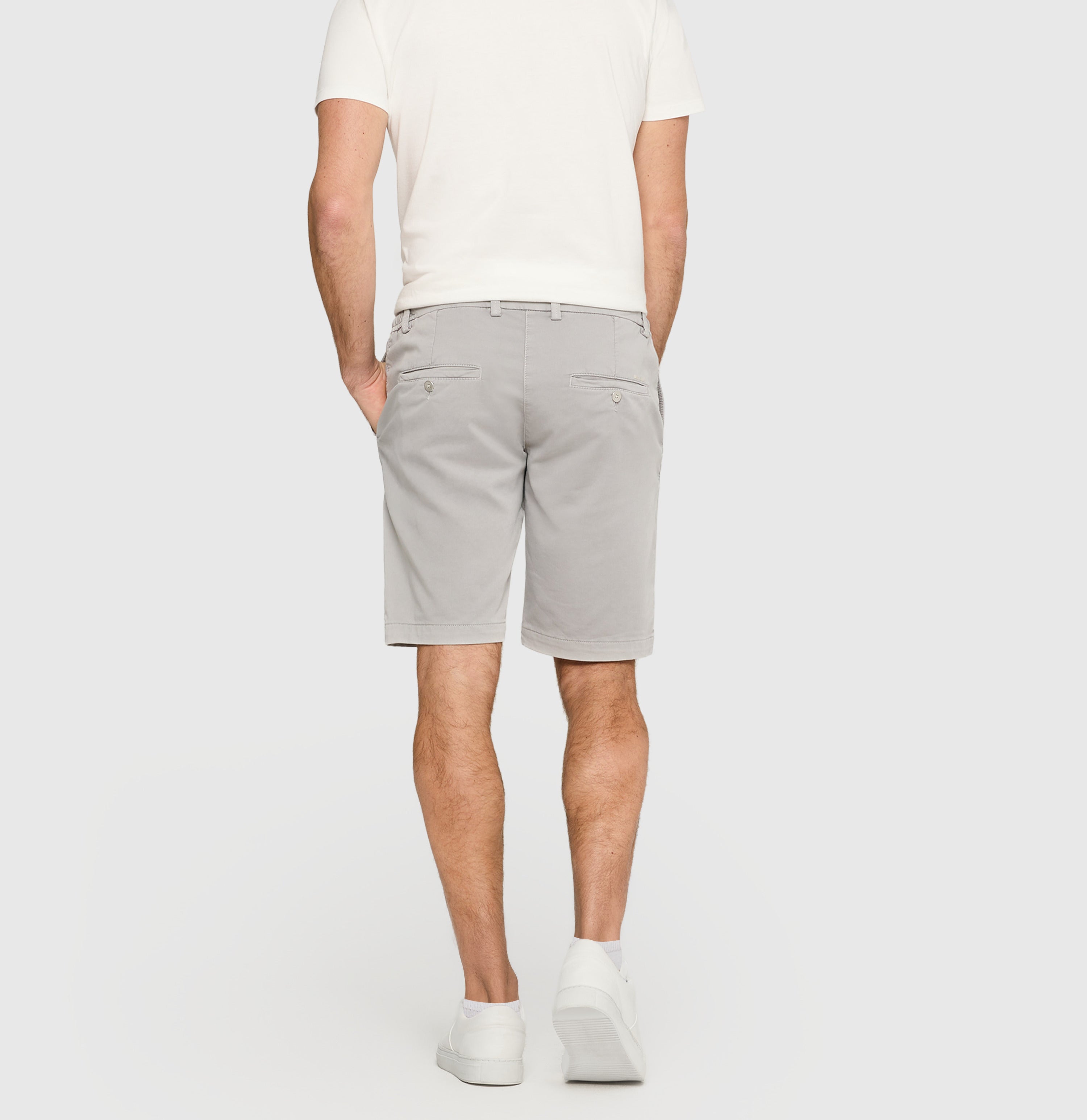 Chino Bermuda made of light sweat denim. | Jog´n Short | fog | Back view of model