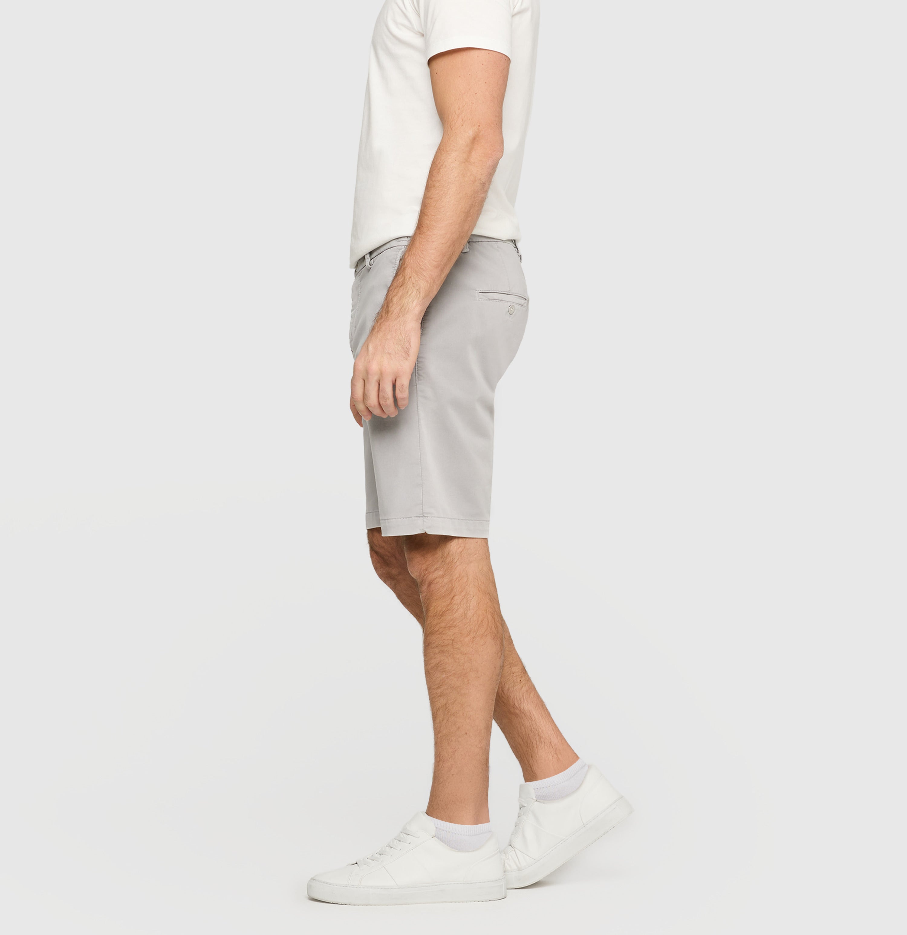 Chino Bermuda made of light sweat denim. | Jog´n Short | fog | Side view of model