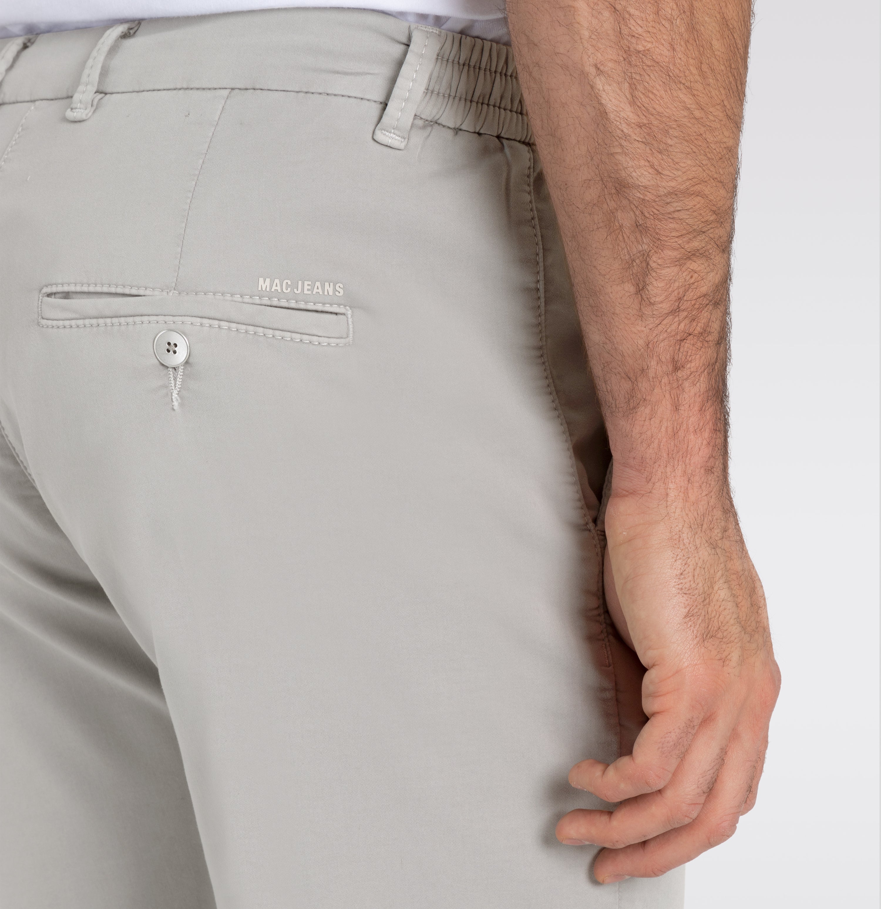 Bermuda in a chino design. Made of light sweat denim. | Jog´n Short | fog | Detailed view 3 of model