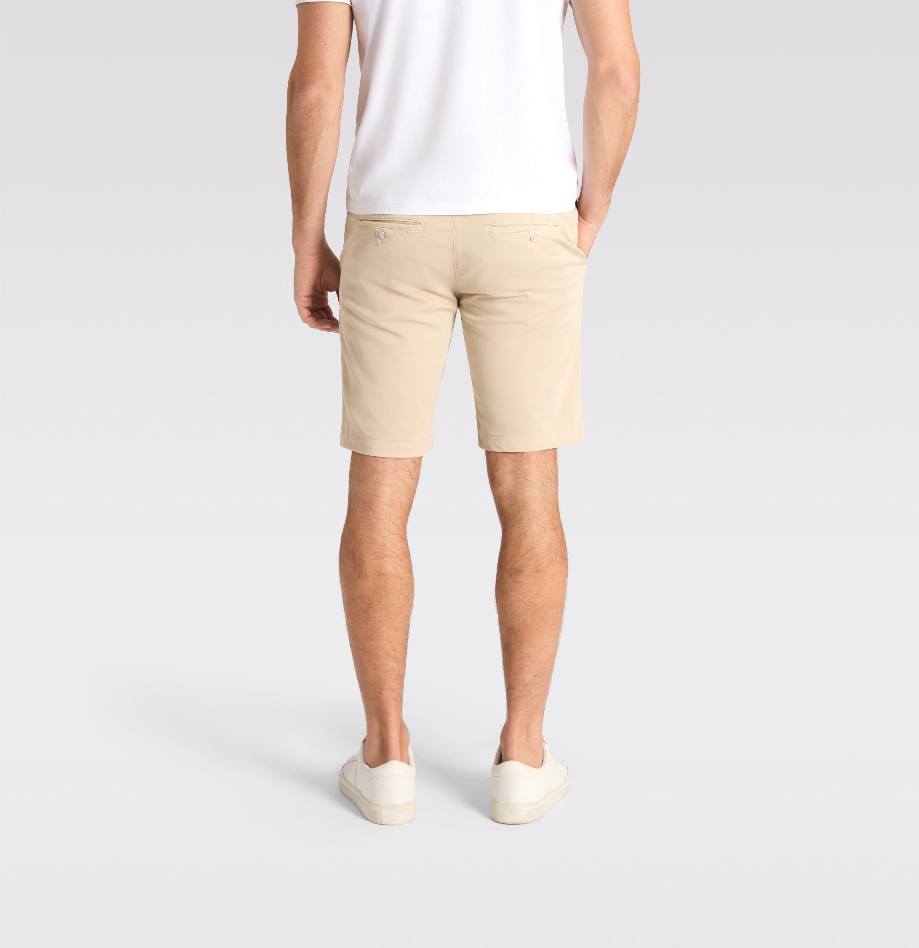 Chino Bermuda made of light sweat denim. | Jog´n Short | smoothly beige | Back view of model