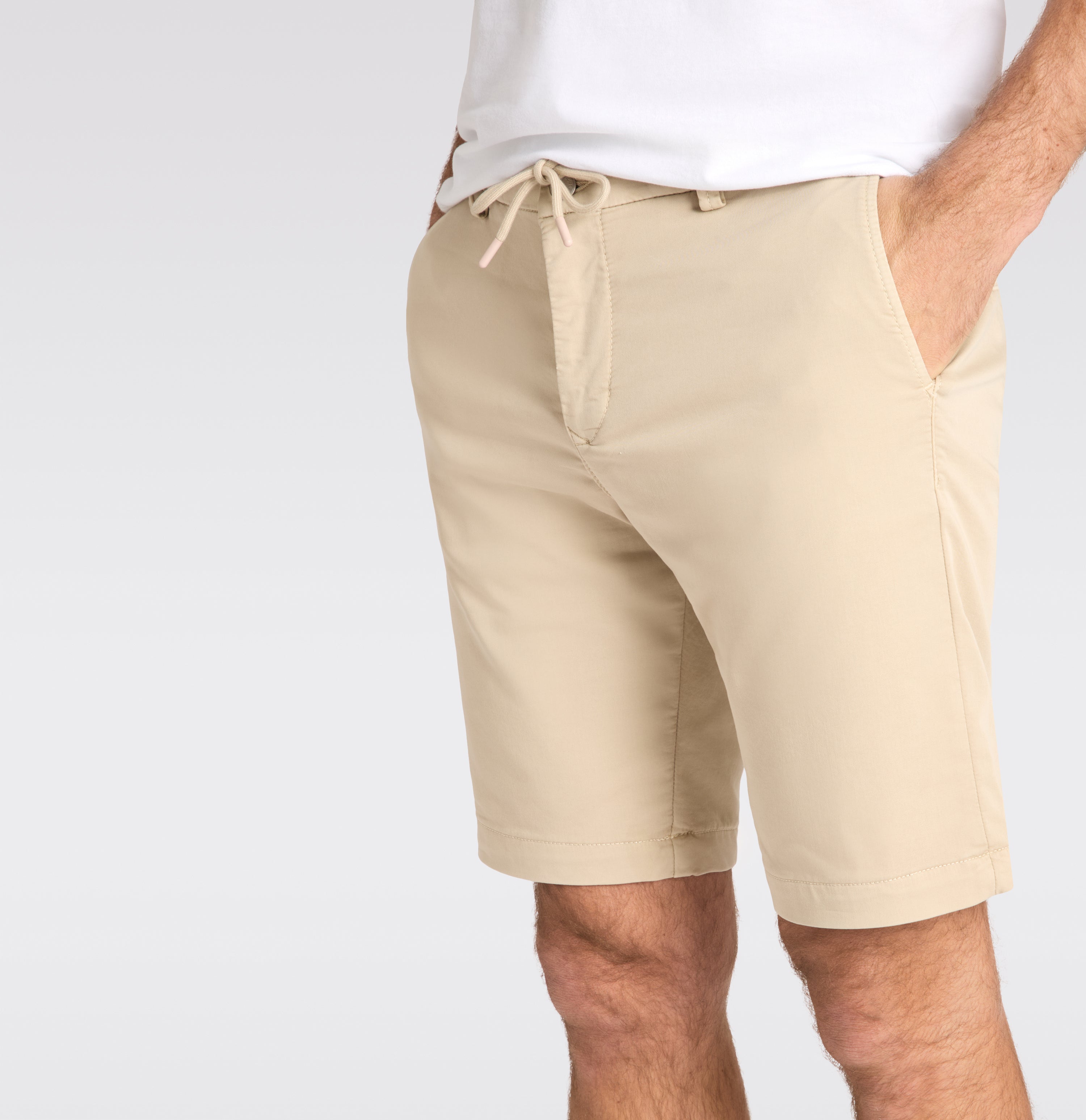 Chino Bermuda made of light sweat denim. | Jog´n Short | smoothly beige | Side view of model