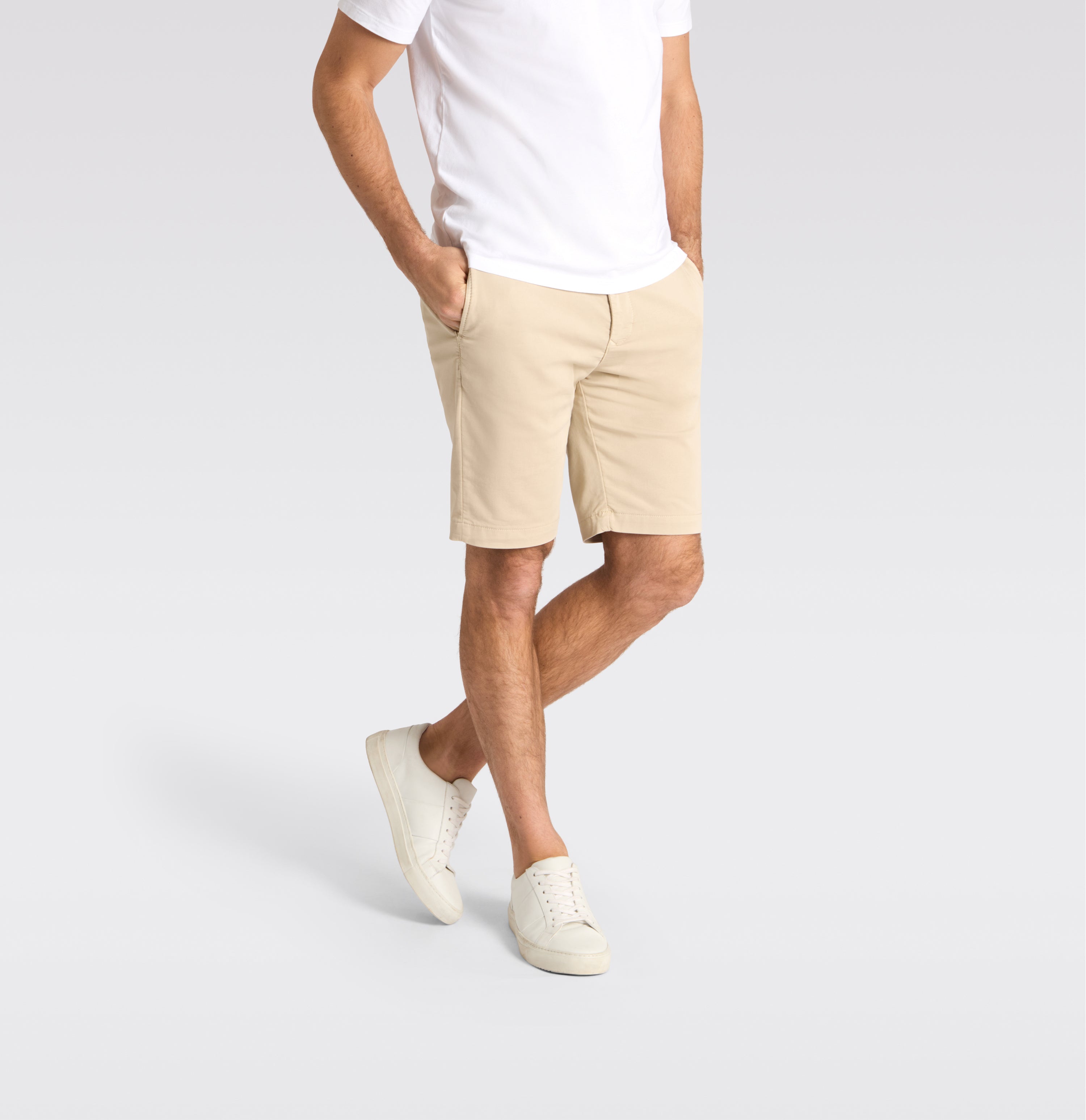 Chino Bermuda made of light sweat denim. | Jog´n Short | smoothly beige | Detailed view 2 of model