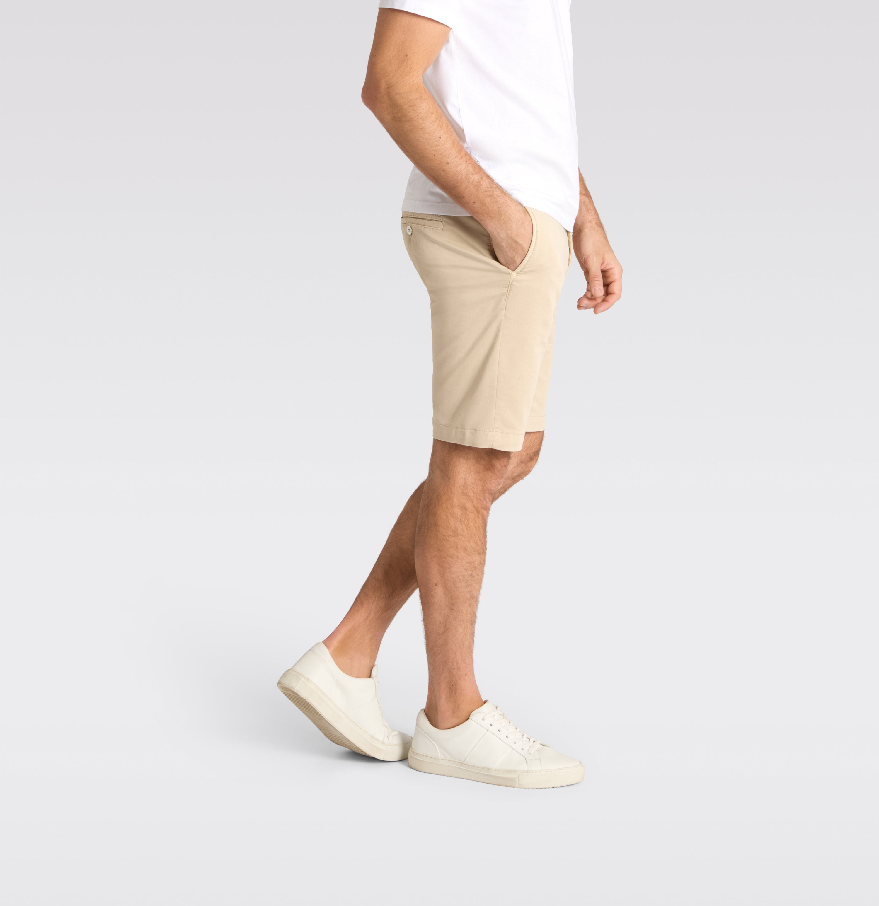 Chino Bermuda made of light sweat denim. | Jog´n Short | smoothly beige | Detailed view 4 of model