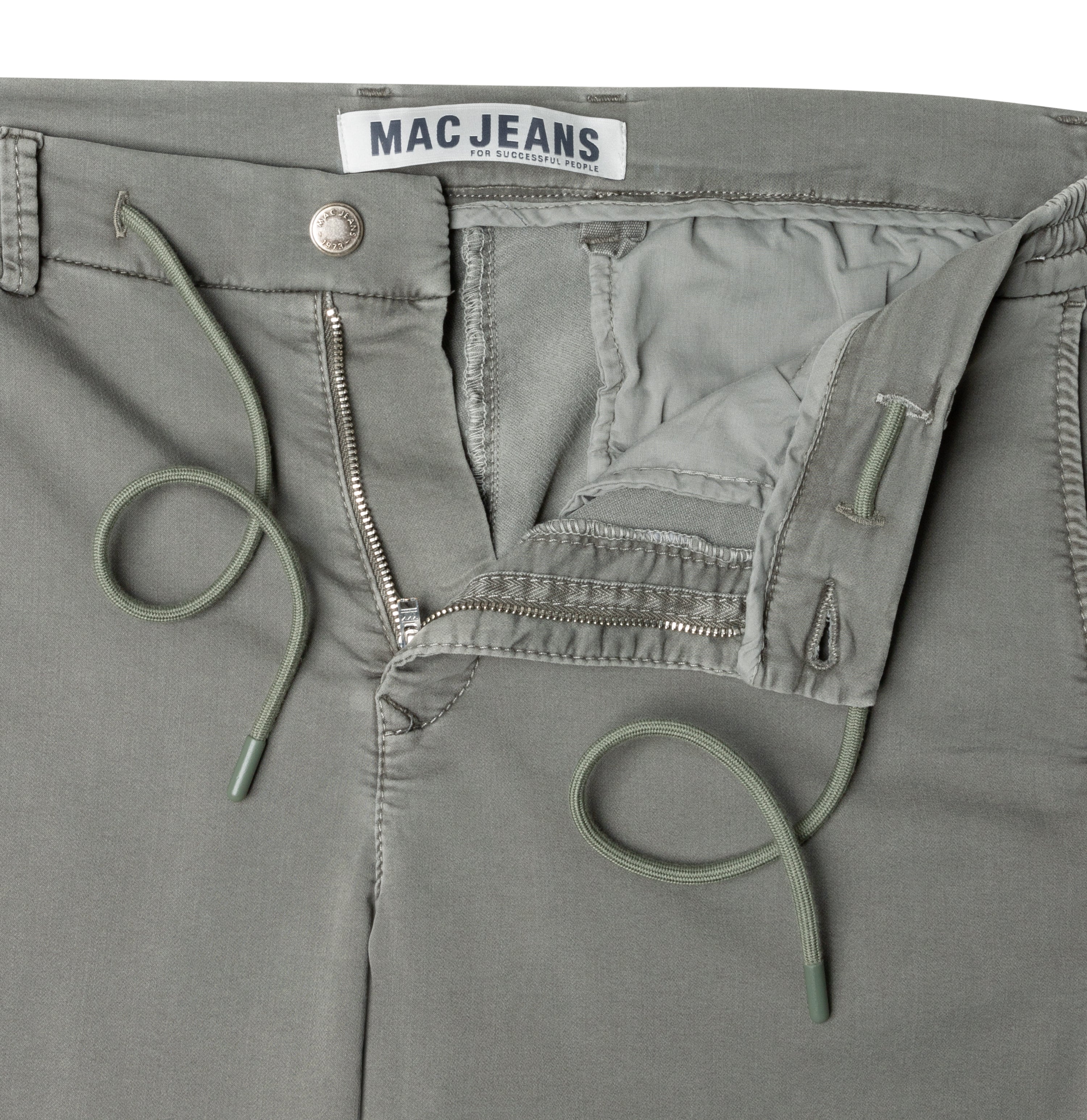 Chino Bermuda made of light sweat denim. | Jog´n Short | leaf green | Further detail of bust