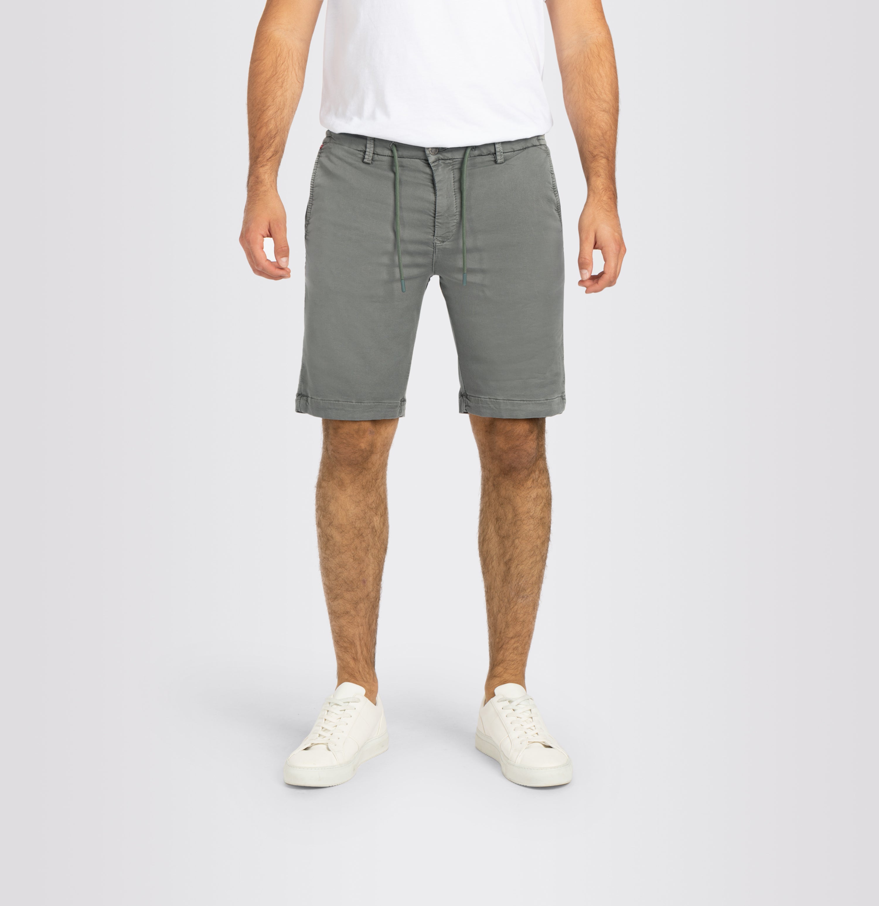 Bermuda in a chino design. Made of light sweat denim. | Jog´n Short | leaf green | Front view of model