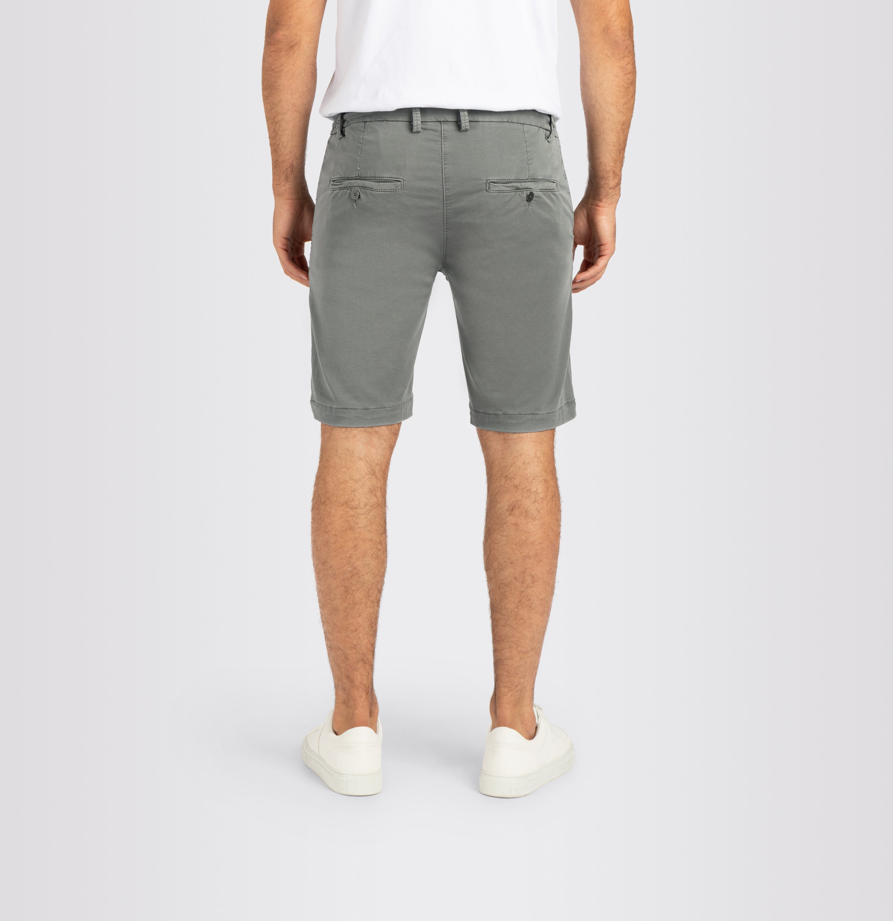 Bermuda in a chino design. Made of light sweat denim. | Jog´n Short | leaf green | Back view of model