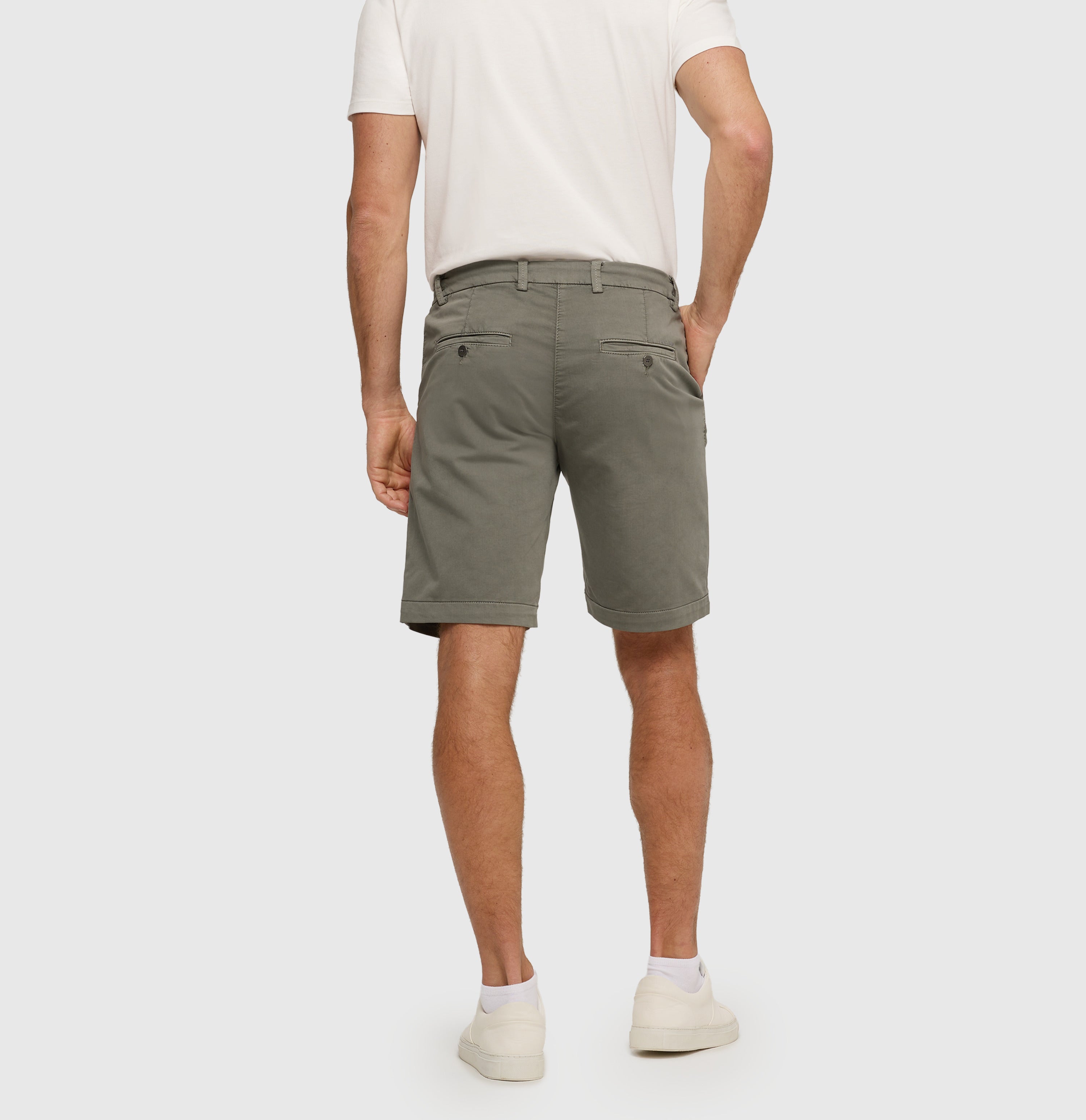 Chino Bermuda made of light sweat denim. | Jog´n Short | leaf green | Back view of model