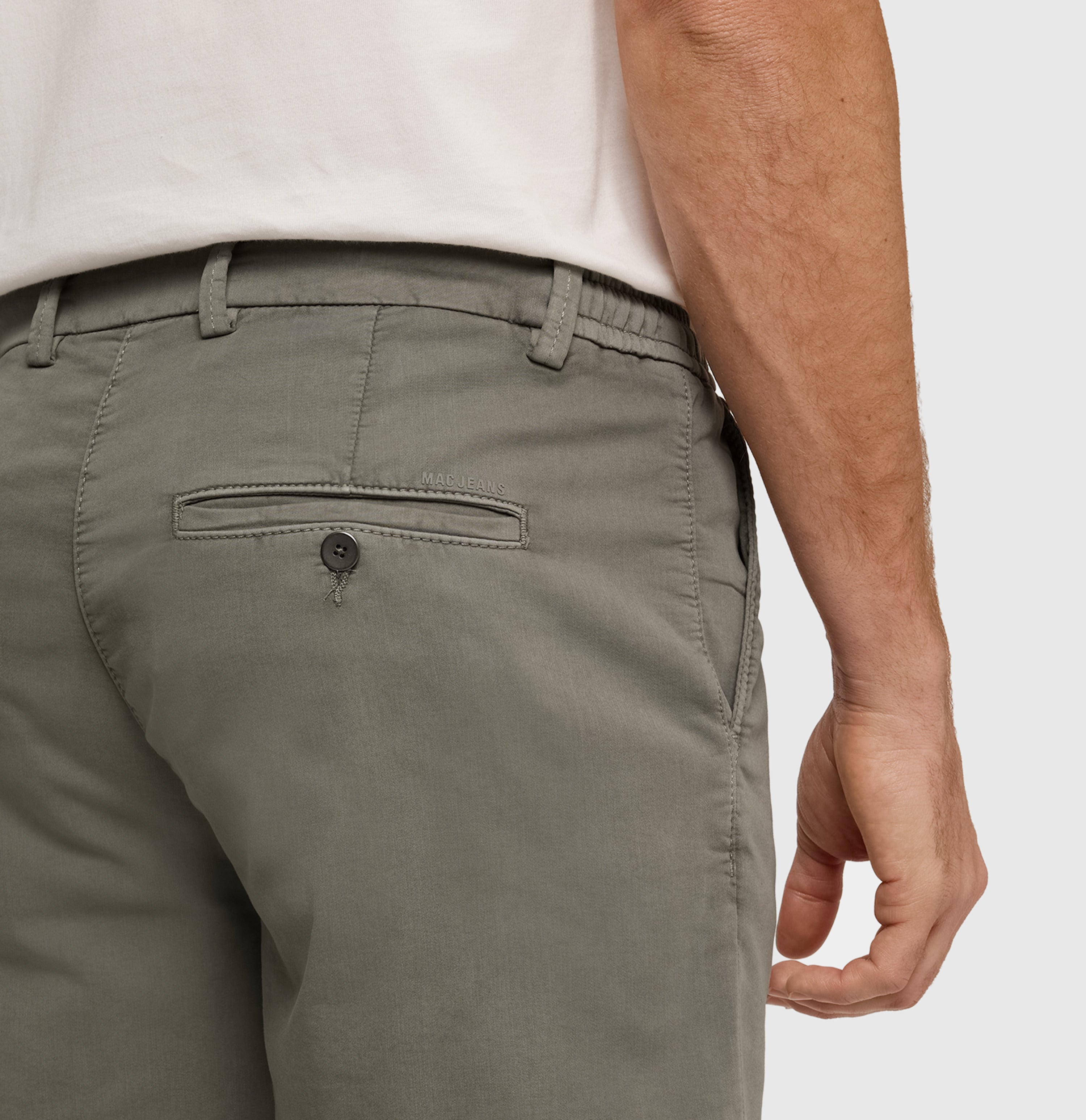 Chino Bermuda made of light sweat denim. | Jog´n Short | leaf green | Detailed view 2 of model