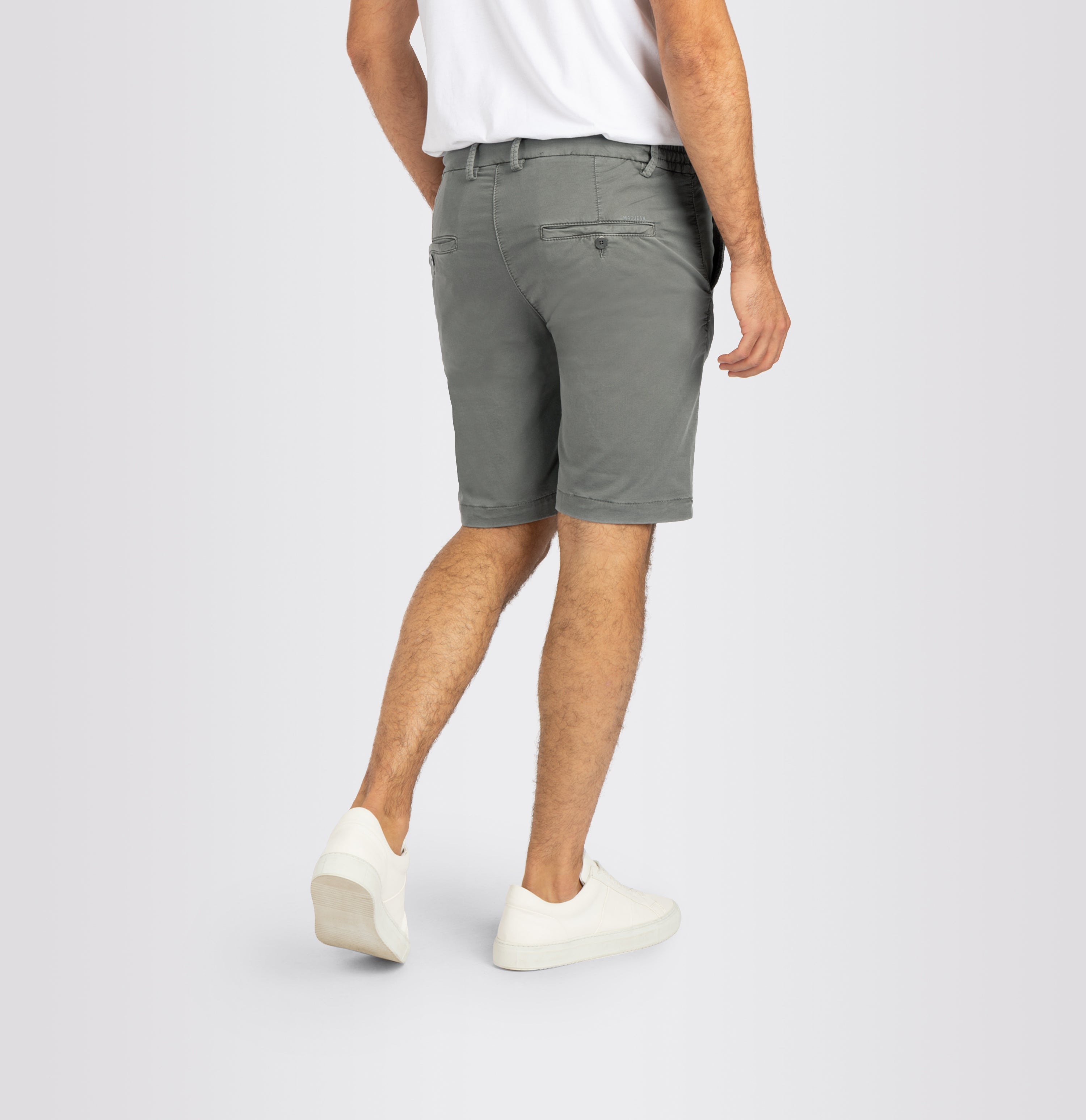 Bermuda in a chino design. Made of light sweat denim. | Jog´n Short | leaf green | Detailed view 3 of model