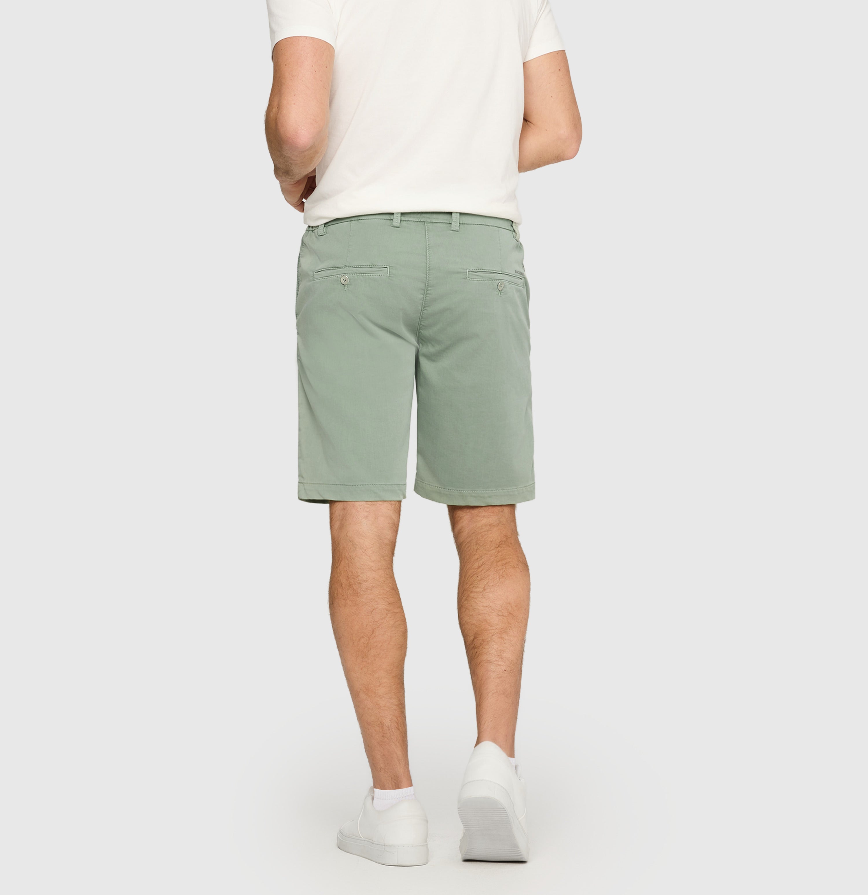 Chino Bermuda made of light sweat denim. | Jog´n Short | iceberg green | Back view of model