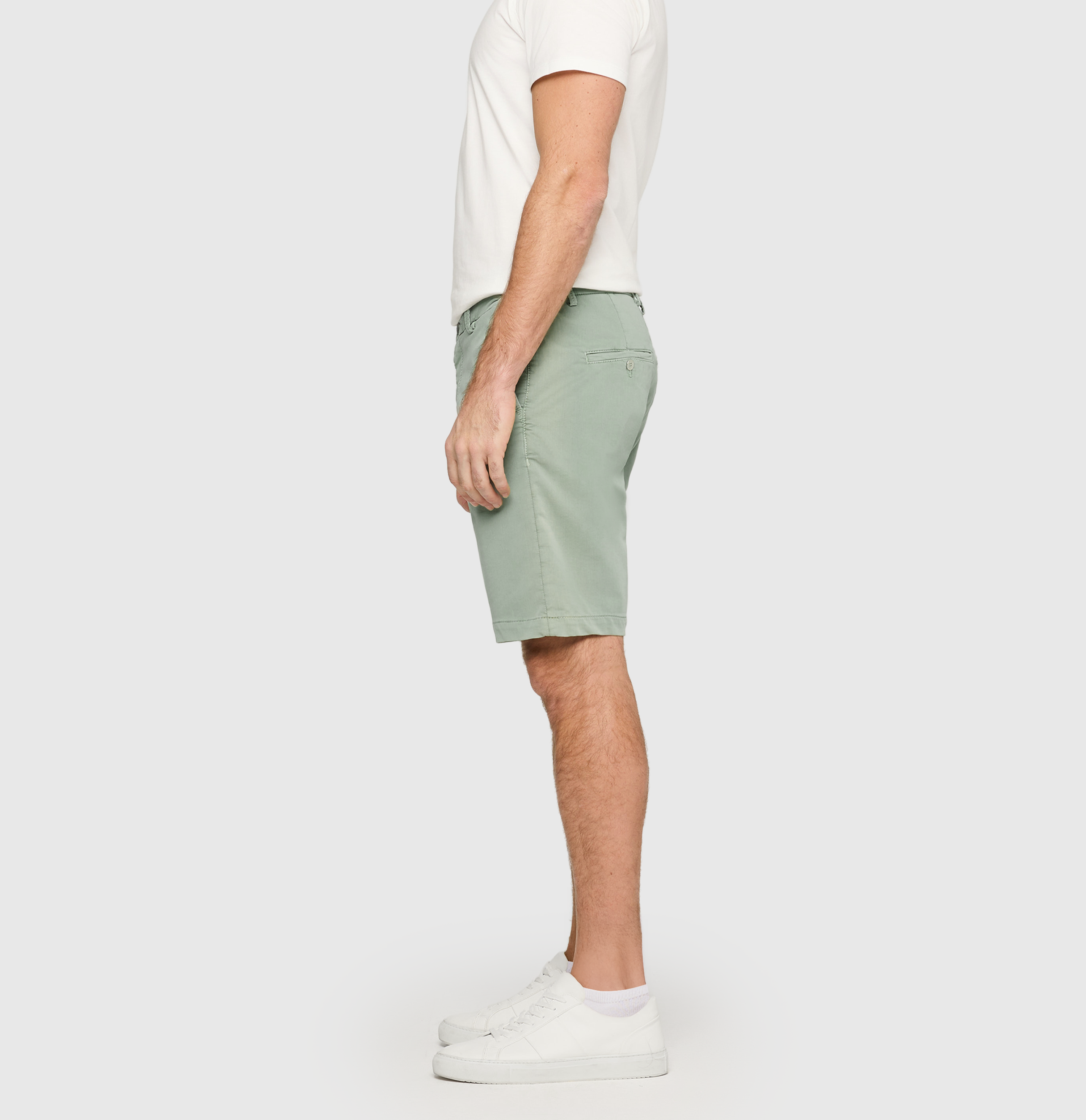 Chino Bermuda made of light sweat denim. | Jog´n Short | iceberg green | Side view of model