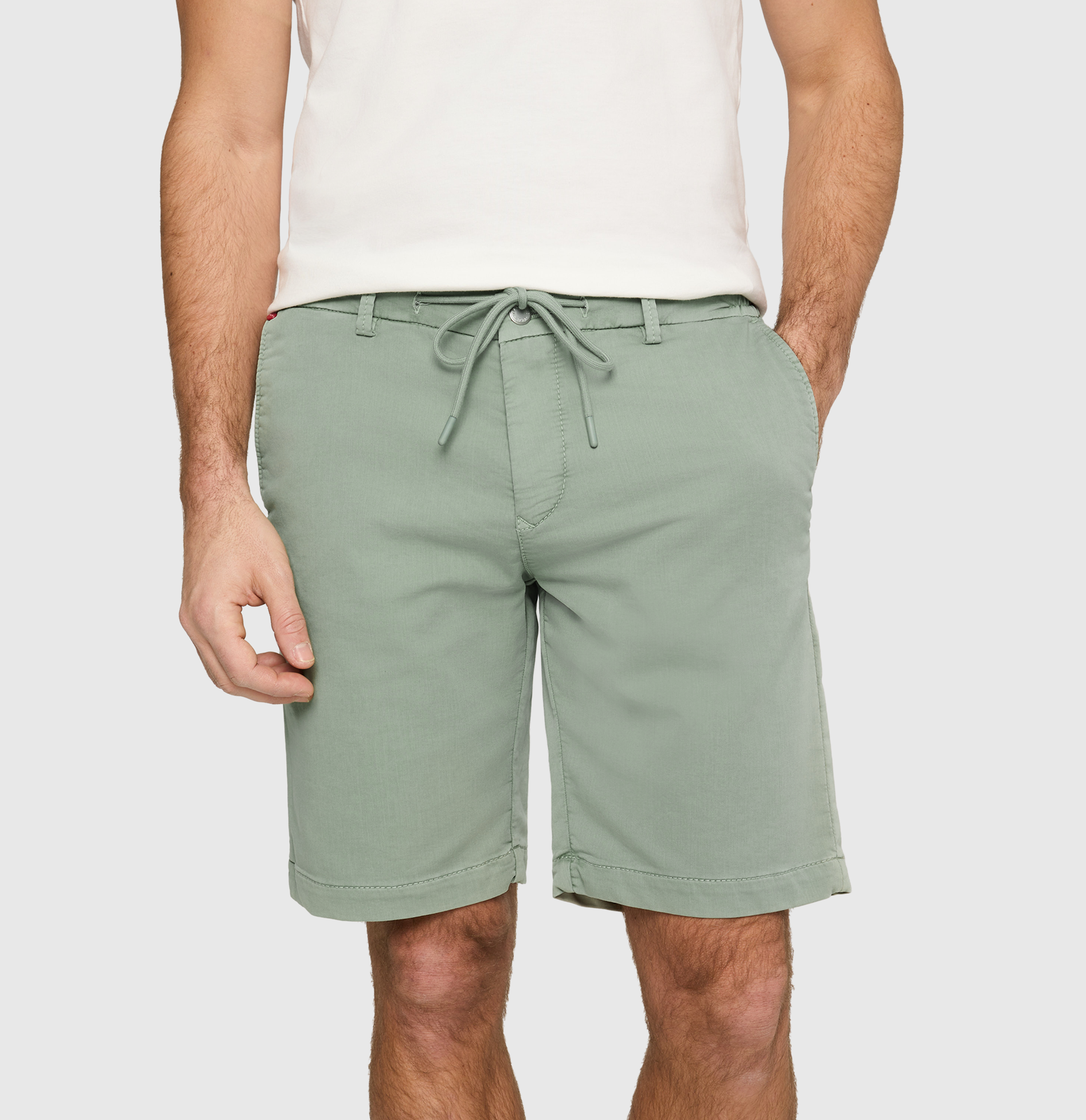 Chino Bermuda made of light sweat denim. | Jog´n Short | iceberg green | Detailed view 3 of model