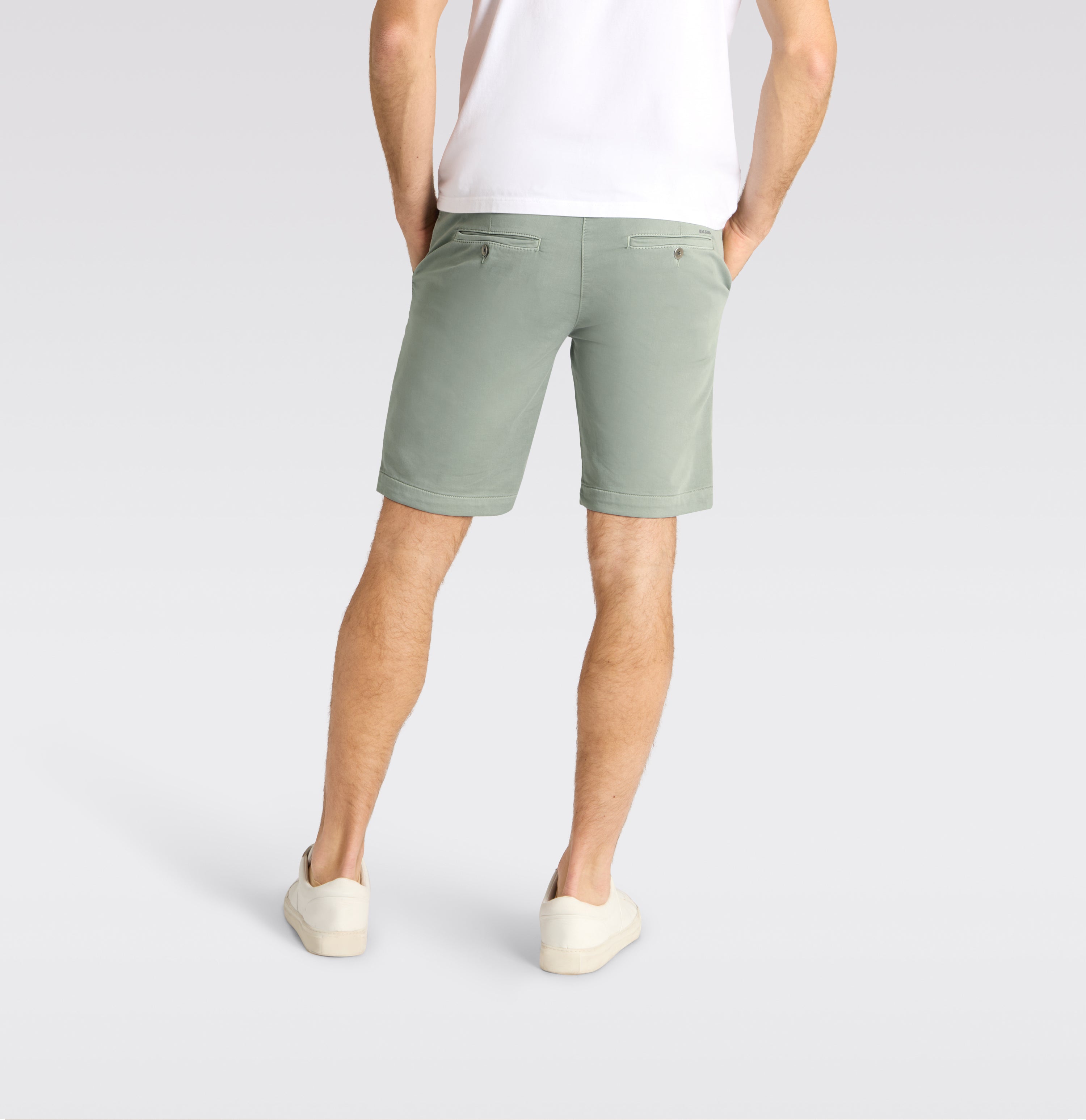 Bermuda in a chino design. Made of light sweat denim. | Jog´n Short | wrought iron | Back view of model