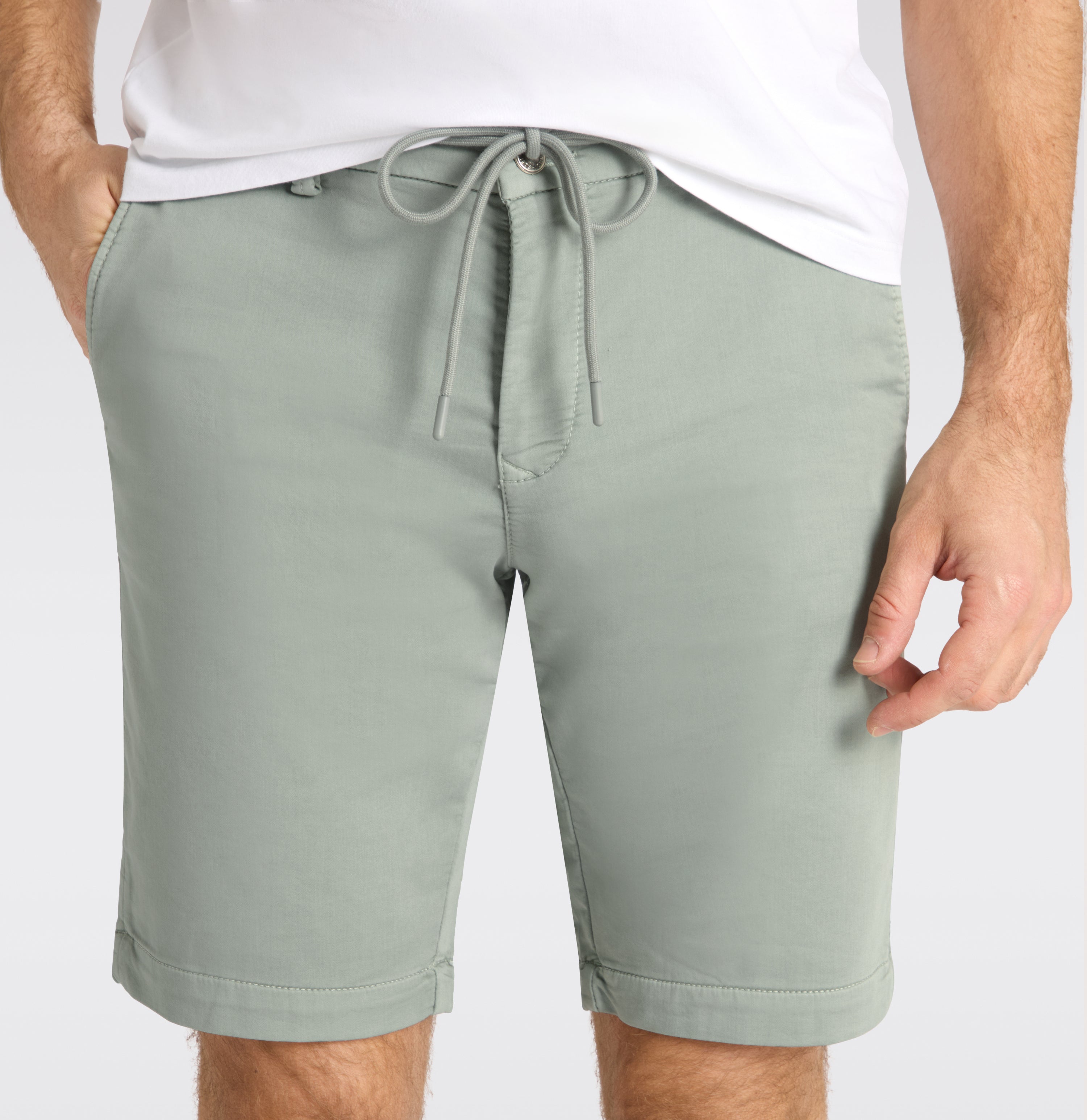 Bermuda in a chino design. Made of light sweat denim. | Jog´n Short | wrought iron | Side view of model