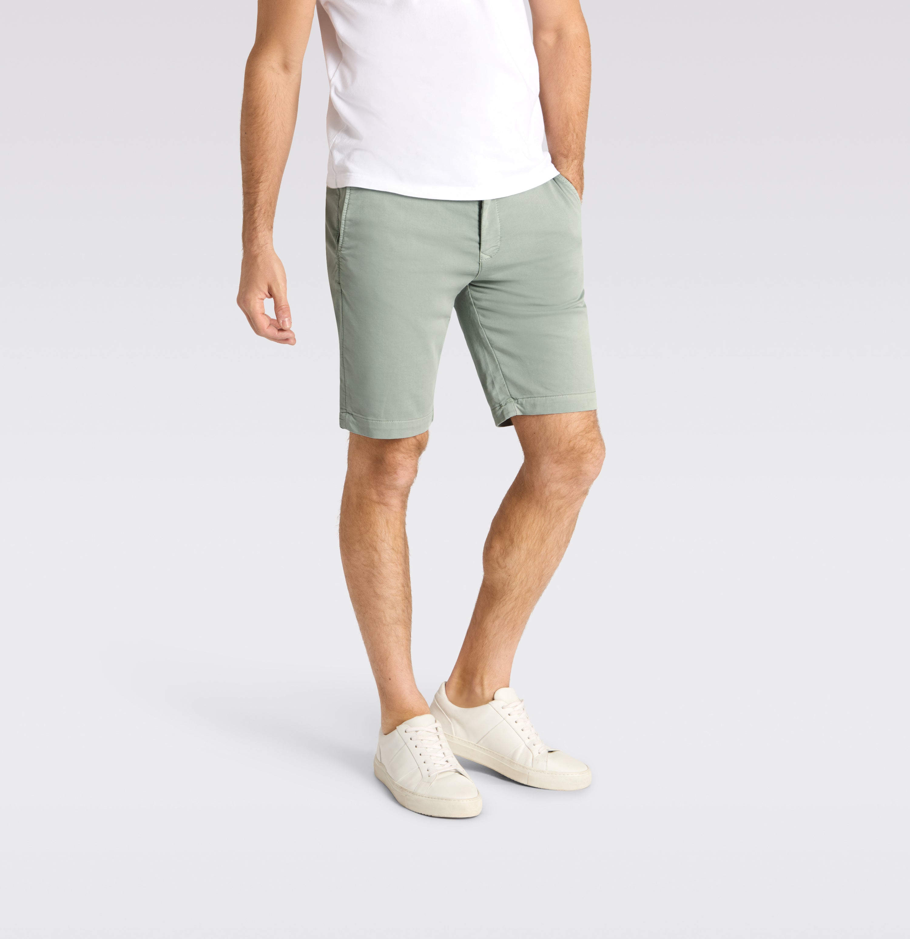 Bermuda in a chino design. Made of light sweat denim. | Jog´n Short | wrought iron | Detailed view 2 of model