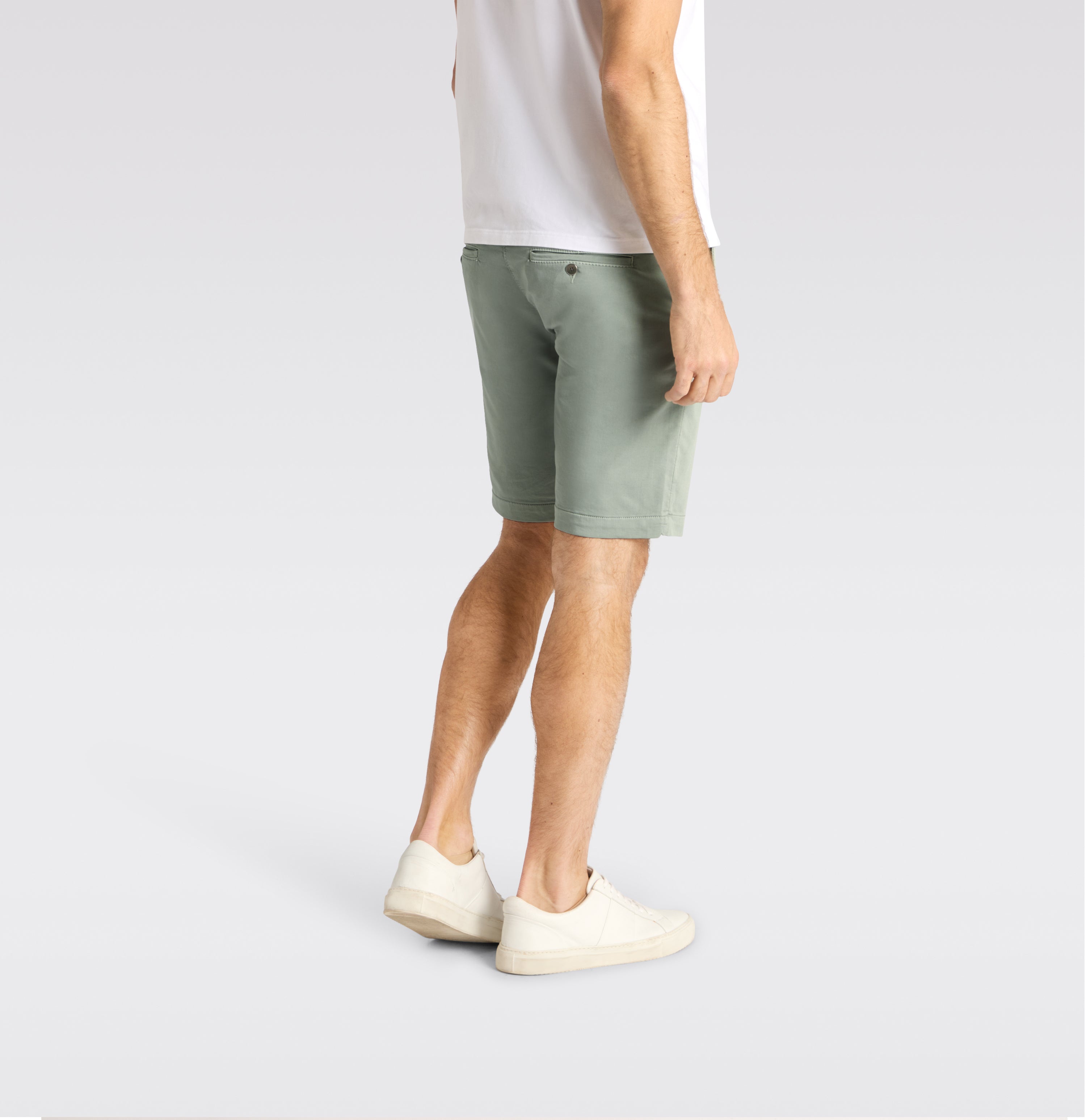 Bermuda in a chino design. Made of light sweat denim. | Jog´n Short | wrought iron | Detailed view 4 of model
