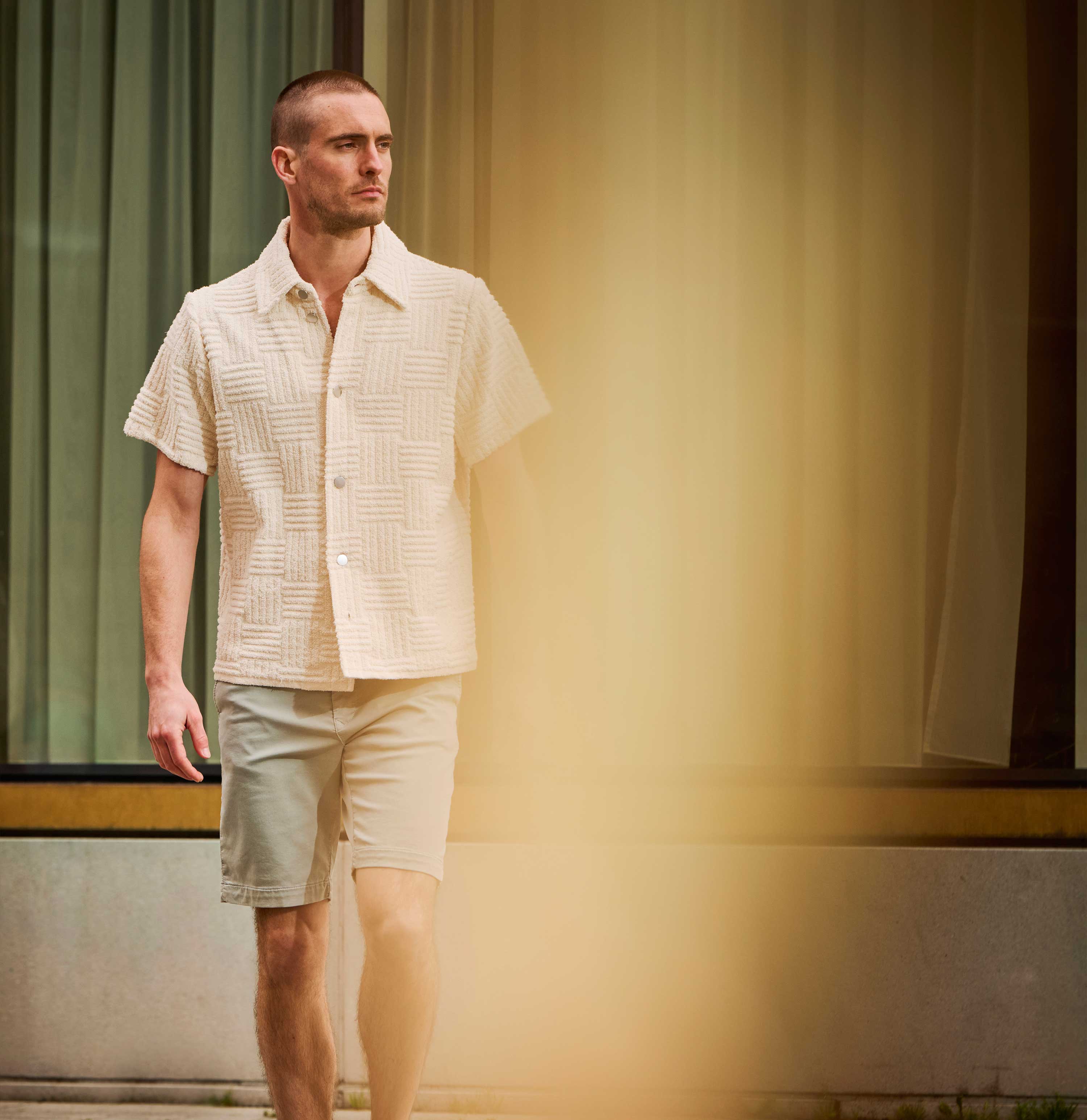 Bermuda in a chino design. Made of light sweat denim. | Jog´n Short | wrought iron | Campaign image 3