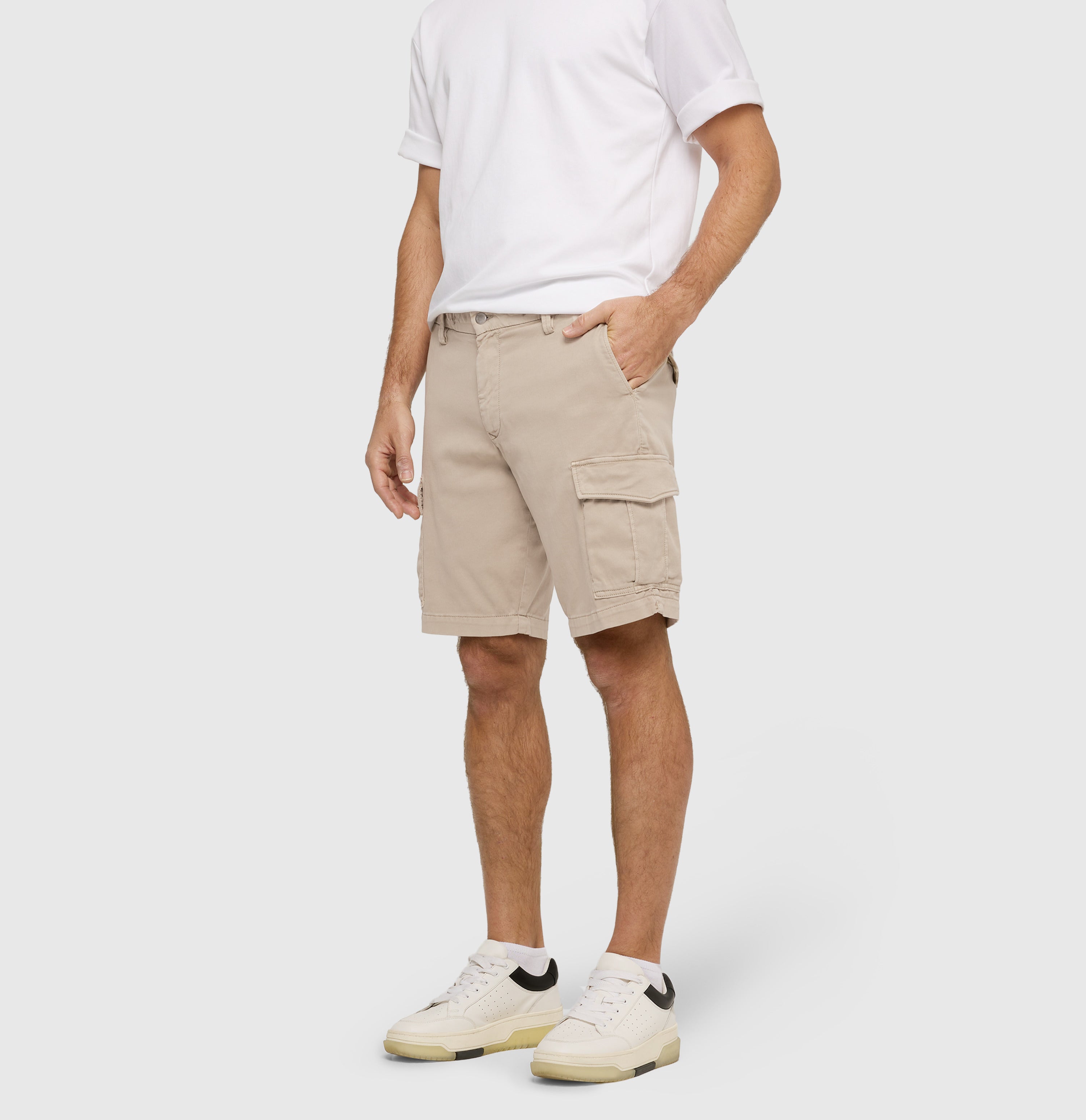 Comfortable cargo Bermuda made of sweat denim. | Jog´n Cargo | string | Side view of model
