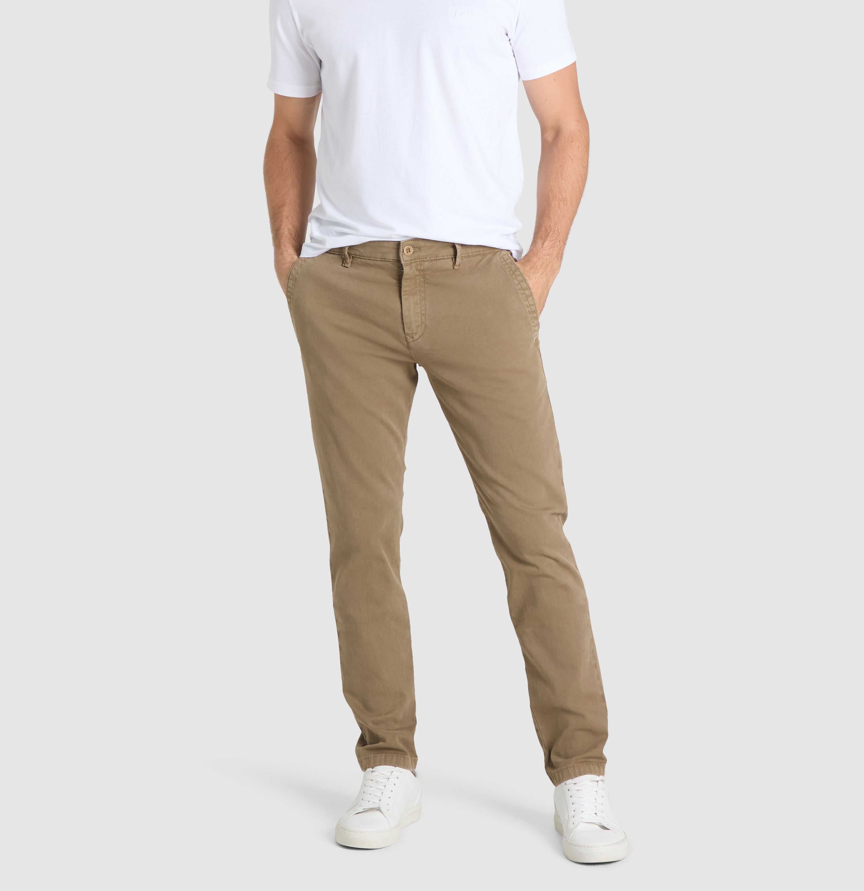 Comfortable chino with discreet vintage effects. | Lenny | clay | Detailed view 2 of model