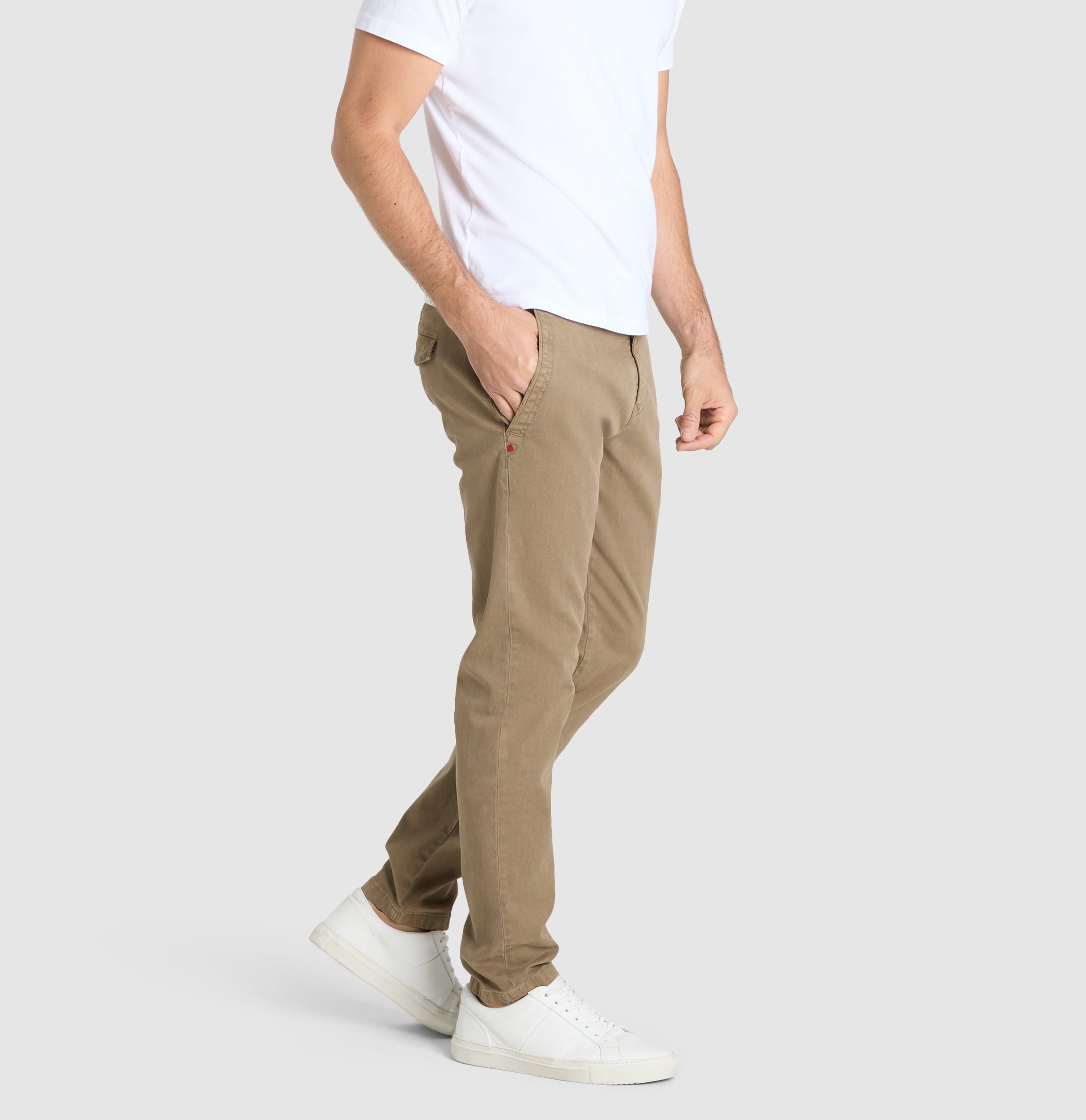 Comfortable chino with discreet vintage effects. | Lenny | clay | Detailed view 3 of model