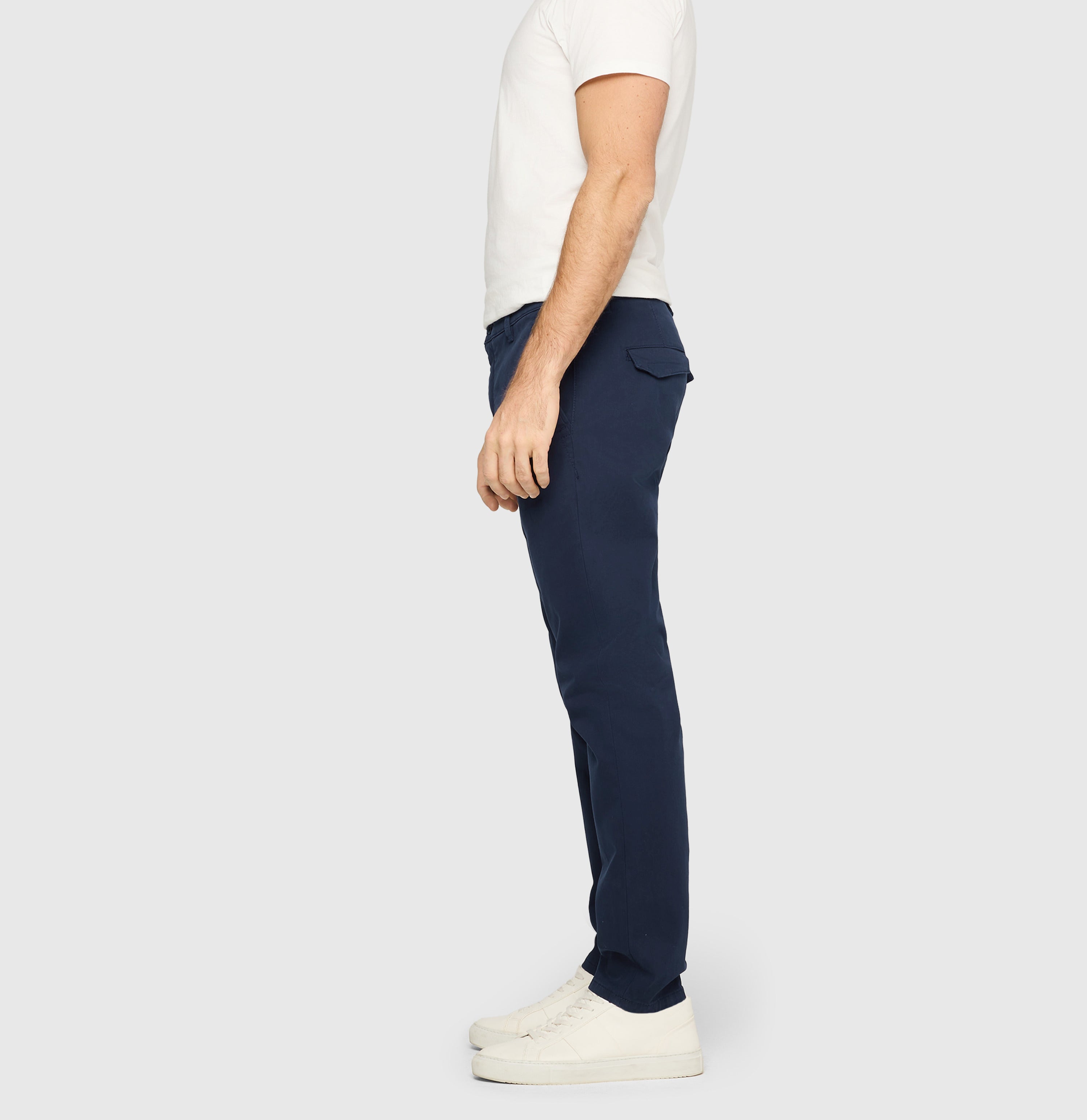 Chino with discreet vintage effects. | Lenny | midnight blue | Side view of model