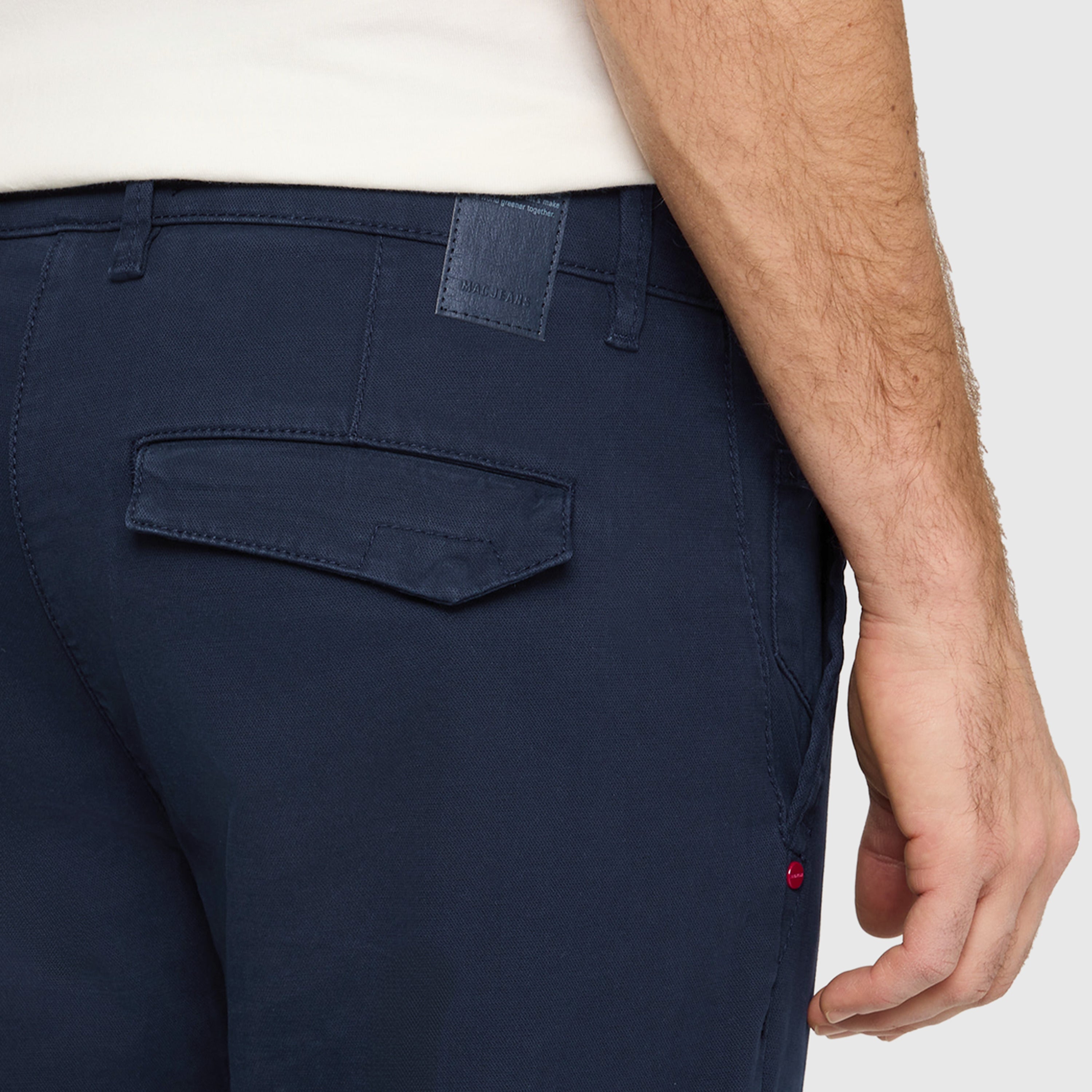 Chino with discreet vintage effects. | Lenny | midnight blue | Detailed view 2 of model